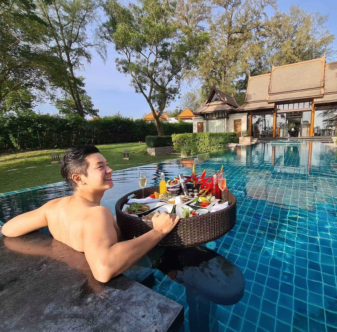 アイス・サランユーのインスタグラム：「They Treat you like a Prince&Princess as always💚 Breakfast on my room  in da pool  @banyantreephuket  #banyantreephuket  #phuket  Thank you khun kai &  Mr @bonmanop for the best service krub🥰🙏」