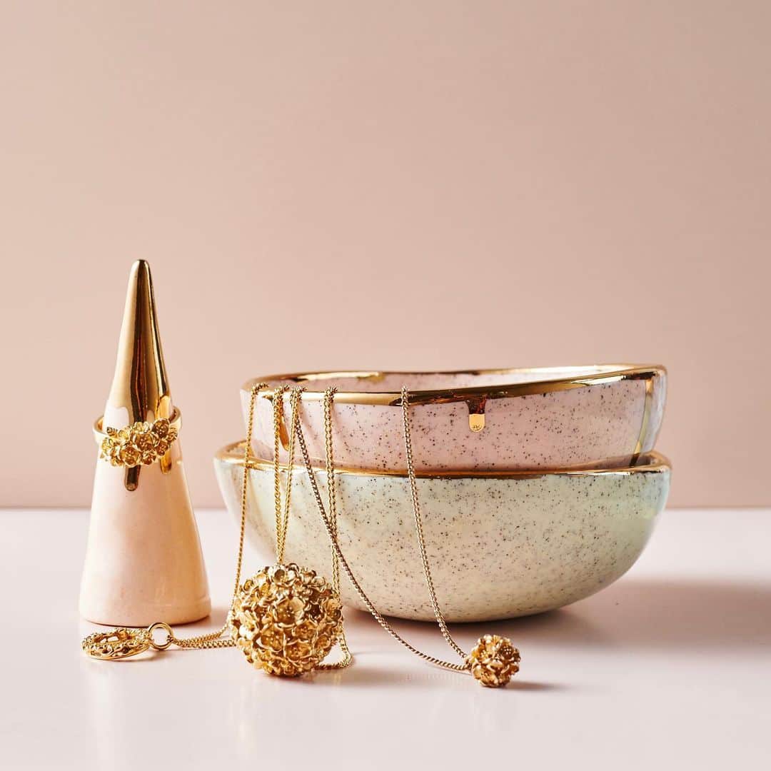 カレンウォーカーのインスタグラム：「@ClaybirdCeramics x Karen Walker. Handcrafted here in Auckland using New Zealand porcelain that’s sprinkled with East Coast sand, tinted and finished with 18k gold.」