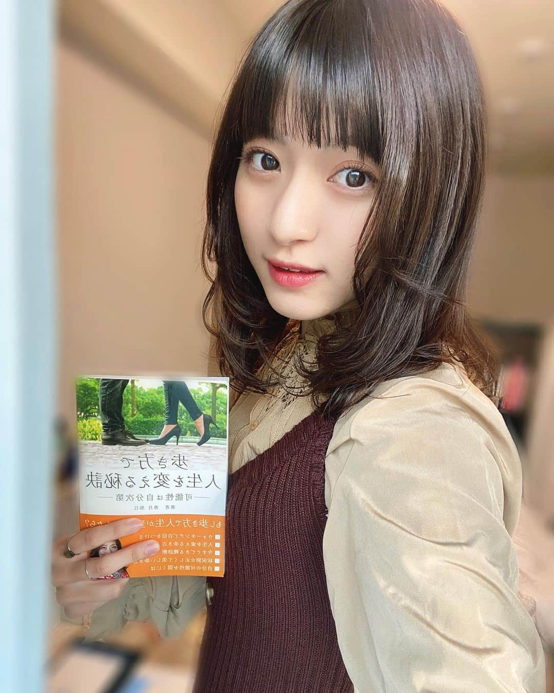 谷口萌衣子さんのインスタグラム写真 - (谷口萌衣子Instagram)「『歩き方で人生を変える秘訣』  実際に、先生のレッスンを受けた後、 日頃思い出しては意識してみてました。 すぐ忘れちゃうし、まだまだ身についてないけど、 腹筋鍛えられてるのが目に見えてわかります！！！  22年間内股が直らなかったけど、すれ違いざまに振り向かれるぐらい綺麗に歩けるようになりたいですね、、。🙏✨  気になる方はぜひ！▼ https://amzn.to/2K7pPLk  #ミスキャンパス立命館  #ビューティーグレース　#beautygrace  #ウォーキング講師　#ウォーキングレッスン　#コンテスト対策レッスン　#ステージ演出　#ウォーキングパフォーマー　#和装家パフォーマー　#マナー　#センスアップ　#開運セルフマネージメント　#ボディマネージメント　#オンラインレッスン　#講師育成　#資格取得　#ビューティーグレースシリーズ化書籍  #香月梨江書籍　#香月梨江　#Amazon1位　#ウォーキング本」12月8日 12時22分 - moeko_taniguchi