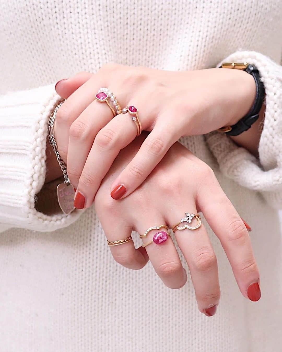 のインスタグラム：「【drama H.P.FRANCE】 drama jewelry coordinate  シンプルなニットに映えるパールや奇抜な色石のジュエリー。 @drama_hpfrance と @cinema_hpfrance では、石の選別からカット、留め方や装飾など作り手の個性が光るコレクションの数々をご紹介しています。  #dramahpfrance #handmadejewelry #fashionjewelry #accessories #リング #指輪 #rings #天然石  #ダイアモンド #goldjewelry #ゴールドアクセサリー #ジュエリーコーディネート #womensfashion #hpfrance #アッシュペーフランス #クリエイションが人を豊かにする」