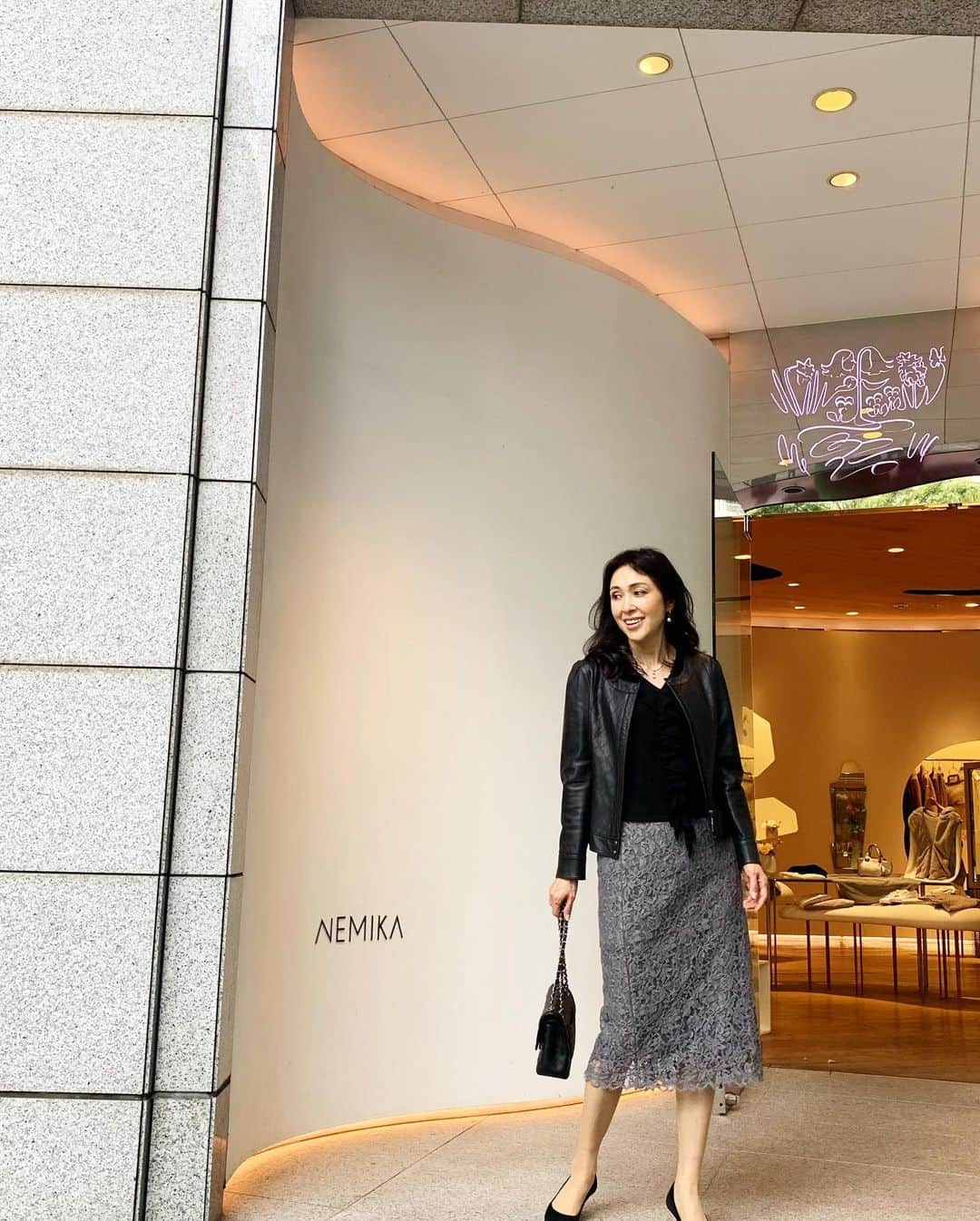 のインスタグラム：「今日は、朝からショップチャンネルさんで打ち合わせ。 久しぶりだから、緊張しちゃった💦  気分転換に、すこしお洋服でも見てみよう〜  I was in a intense meeting. To release stress I will go and check some clothes 😊  @definebeautyjapan  @definebeauty @ディファインビューティ  #ストレス発散  #ショッピング #ファッション好き #キレイ  #楽しい #アラフィフコーデ #アラフィフ女子 #大人可愛い #今日のコーデ #スタイルアップ #スナップミー #上品コーデ #キレイめコーデ #instapicture  #beauty  #beautiful  #fashionblog #fashionblogger #dailylook #tokyolife」