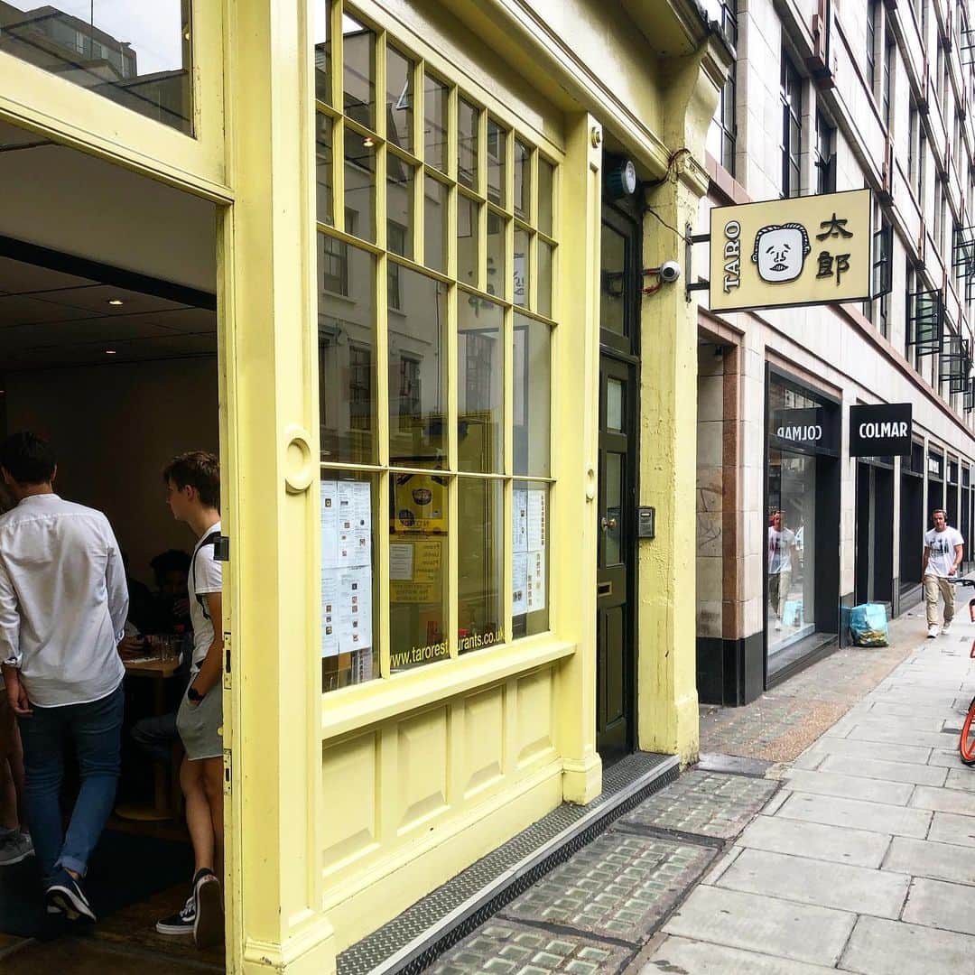 LAUNCHのインスタグラム：「LONDON🇬🇧  The signboard girl who works at this shop is so beautiful」