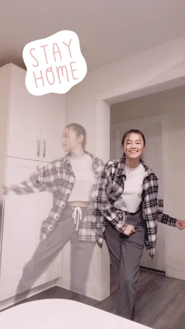のインスタグラム：「This is my attempt at the moon walk😂 also, peep the fuzzy socks﻿  ﻿ ﻿ @gooseyj23 #stayhomestaysafe #moonwalk  #tiktokdancechallenge #stayhomedance #mondayevening #ootd ﻿ #ダンス #ステイホームの過ごし方 #遊び #日常 #スウェットパンツ ﻿ #일요일 #틱톡댄스」