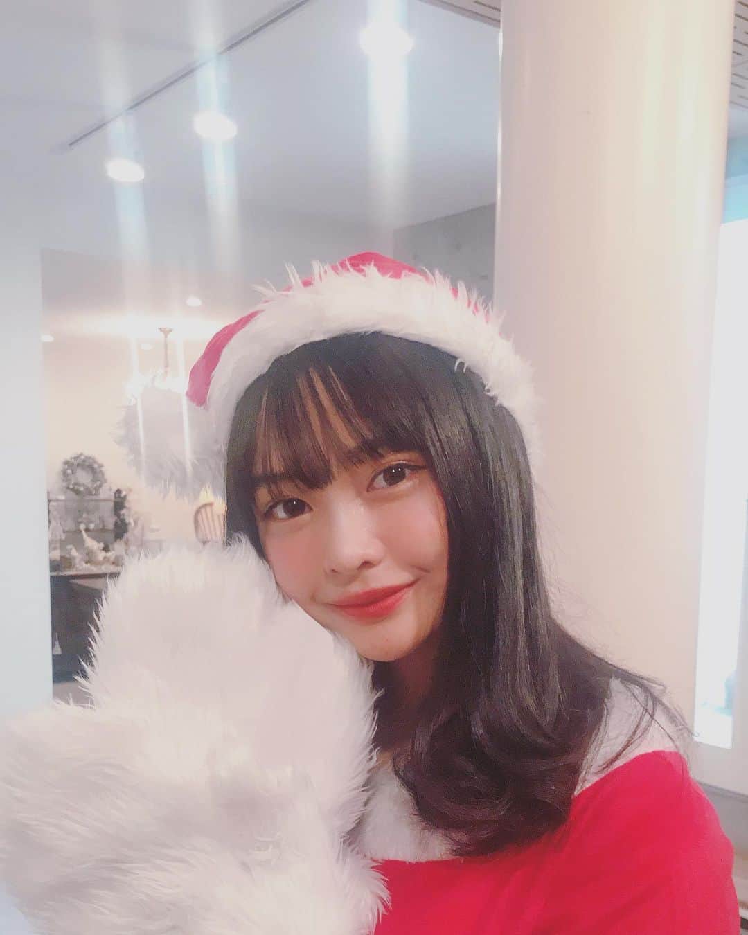 西本ヒカルのインスタグラム：「・ 広告の撮影で、ちょっと早めの サンタクロースした時の🍓 公開はもうすぐです☺︎」