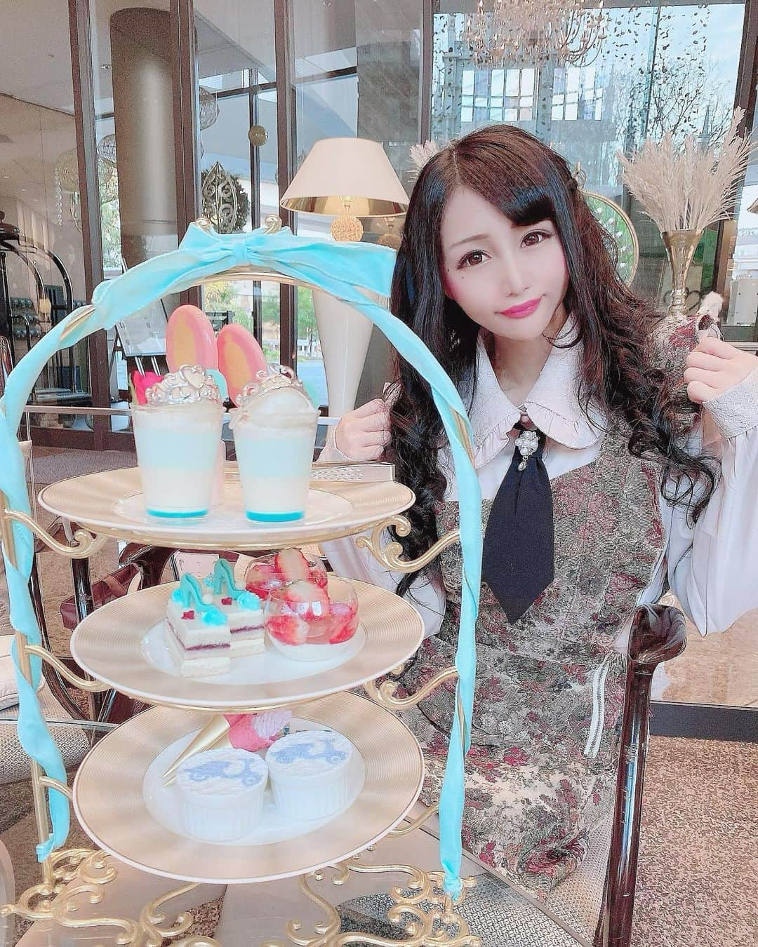 向日葵めいのインスタグラム：「#🍰#👠#👑#💗#💙#🤍  イタリア王女の👸 〜ローマの休日〜👗💕  まゆさんと🍼 かわいかったです♡♡  #プリンセスアフタヌーンティー#プリンセスアフタヌーンティーローマの休日#名古屋アフタヌーンティー#ストリングスホテル名古屋#ストリングスホテル名古屋のアフタヌーンティー#すわんきす#swankiss#ビジョビジョ」