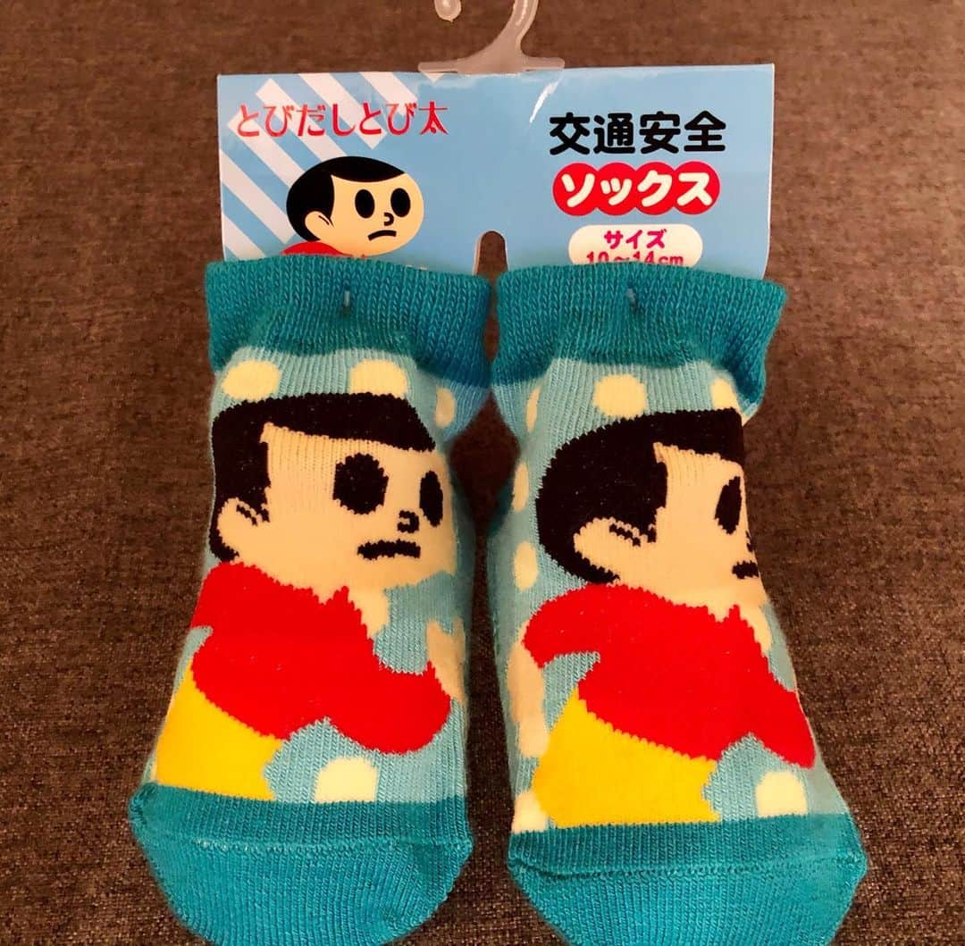 山口実香のインスタグラム：「． 旦那のお母さんから可愛らしい 靴下いただきました🧦😄✨  #とびだしとび太」