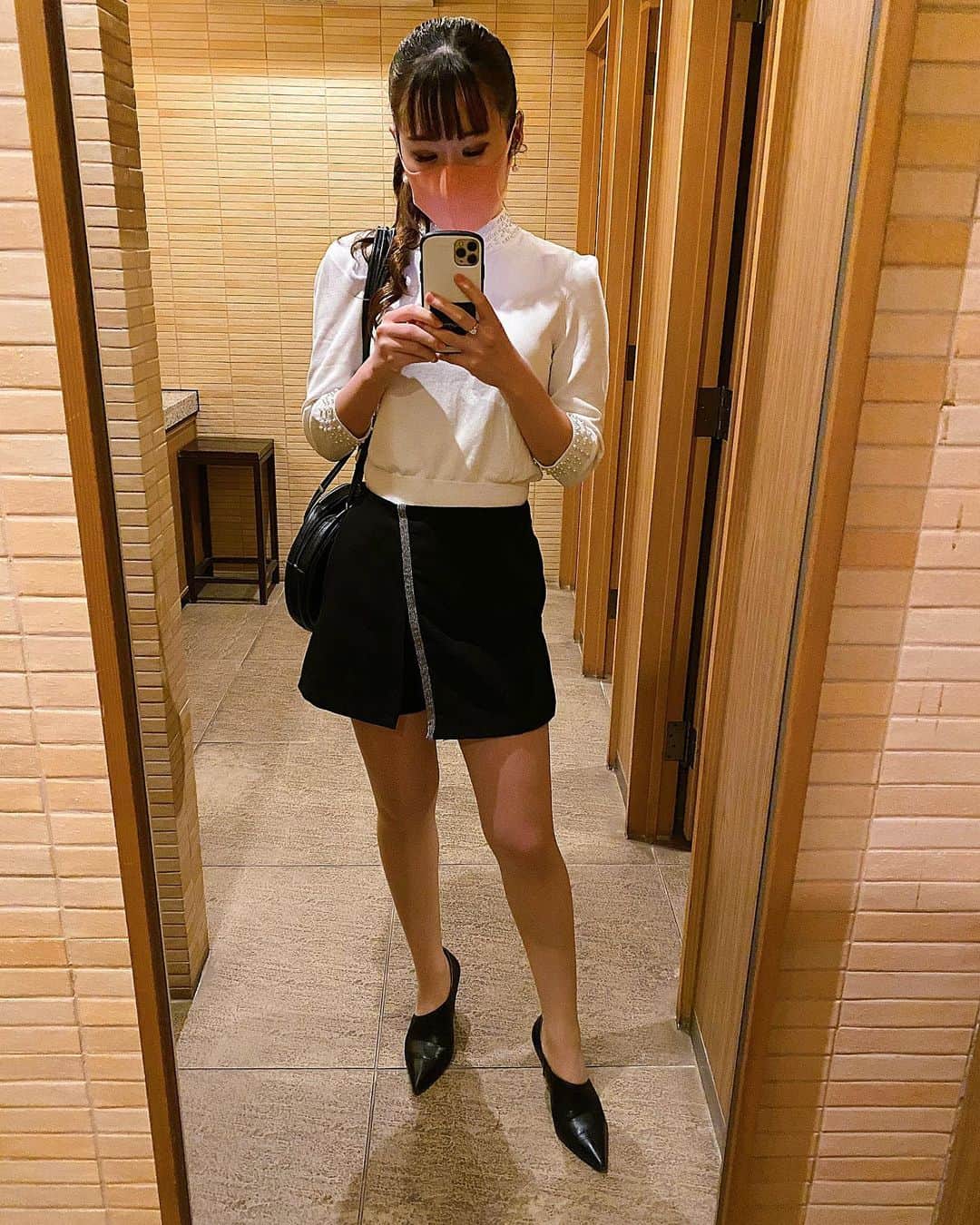 のインスタグラム：「昨日のお洋服。 いっぱい食べるからと思って少しゆったりしたニットとスカートって思ったら食べ終わった頃にははち切れそうでした😋 幸せ幸せ。  #mask #tokyo #fashion  #photo #likeforlikes  #photooftheday #instagood #igers #좋아요 #写真好きな人と繋がりたい #여행 #가족여행 #여행스타그램 #お洒落さんと繋がりたい #sexy #coodinate #zara #fashiongram  #ニットコーデ #hairstyle #style #綺麗めコーデ #コーディネート #followｍe #follow #ポニーテール  #instalike #photooftheday #monday」