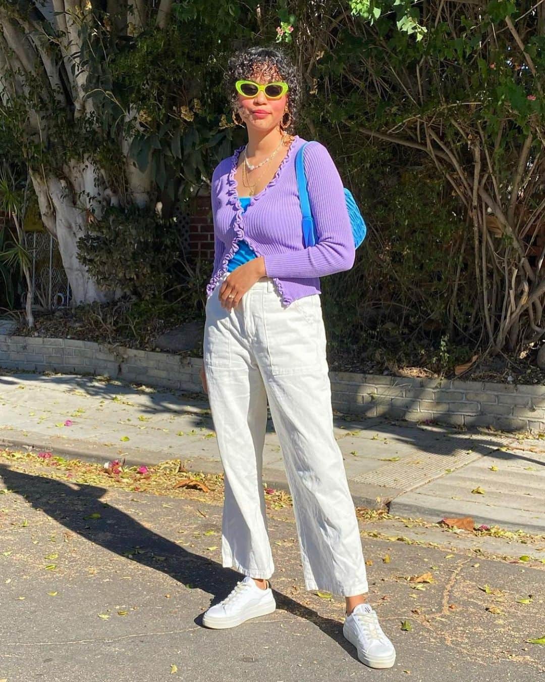 ソルドスのインスタグラム：「sustainable sweet-💖 @thatcurlytop rocking our @hiyebo vegan sneakers✨🌱⁣ ⁣ 📷: @thatcurlytop」