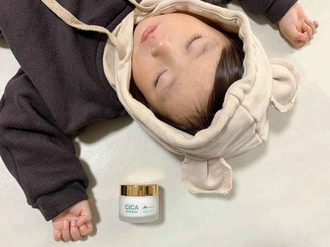 ᴋᴀɴᴀᴋöさんのインスタグラム写真 - (ᴋᴀɴᴀᴋöInstagram)「🧸💤 今日も、気持ちよさそうに お昼寝してる🥰✨ 👶🏻のお肌プルプルで… 羨ましい🤍 * ニキビや肌荒れの お助けアイテムとして 定番のシカクリーム🤍に、話題の美容成分 “ヒト幹細胞”を 高純度で配合した 『北海道シカクリーム』を お試しさせて頂きました🤍🤍🤍 * 美容皮膚科医監修で、北海道で開発・製造され、日本人のお肌に合うように作られているそう🇯🇵 * 少量でもスーッと伸びて、ベタつかず 潤います🤍 * Amazonや楽天で購入できるよ🤍気になる方は「idio」で検索してみてね🔍  @idio.official #シカクリーム#北海道シカクリーム#ヒト幹細胞#ヒト幹細胞培養液#idio#イディオ#PR」12月8日 12時35分 - kanakokko_34_