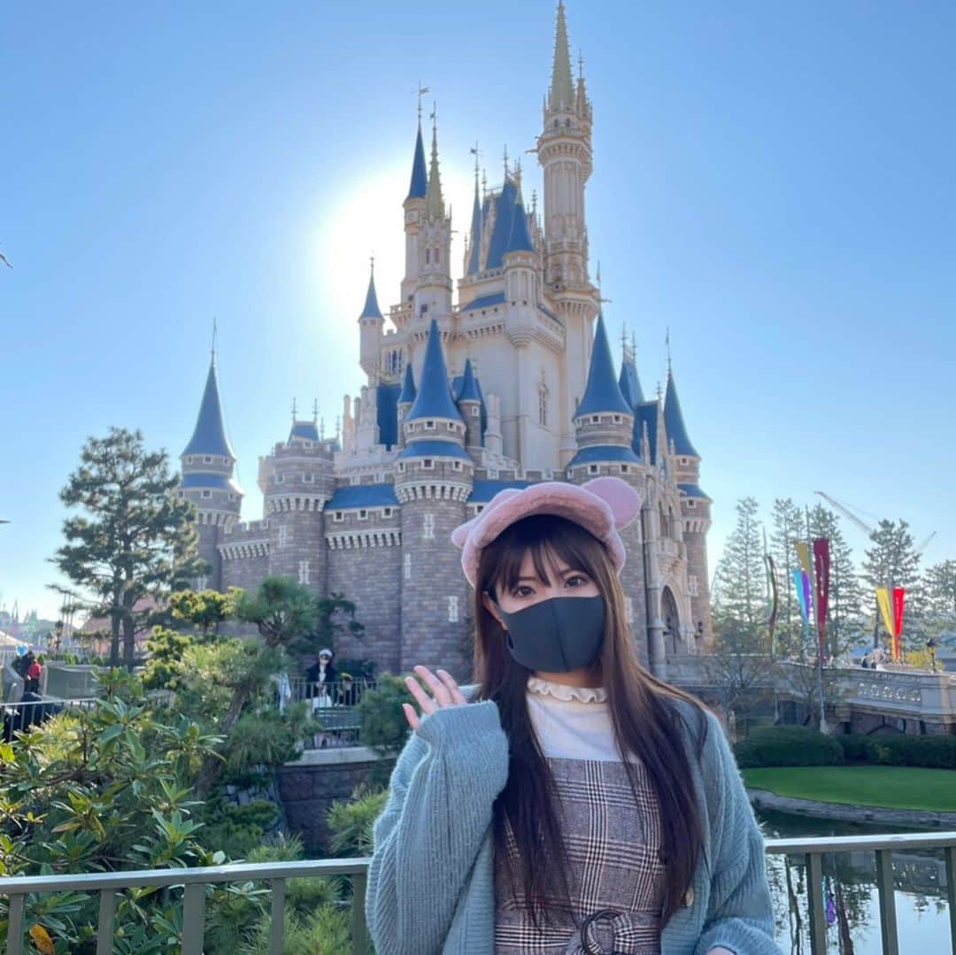 のインスタグラム：「ストーリー難しい(´・ω・｀) 頑張って投稿してるけど毎回何かしら間違えてる🥺🥺  昨日のディズニー写メ！ シンデレラ城と太陽のコラボ素晴らしい 4D様様！  #ディズニー」