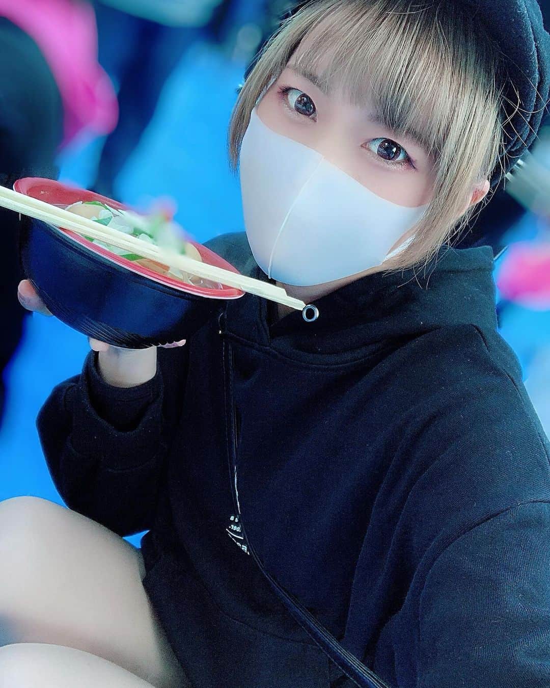 美羽えりのインスタグラム：「#喰らいマックス  . ①#新潟 #鴨ネギ鍋  ②#大阪 #肉巻きりたんぽ  ③#鳥取 #かにみそ甲羅焼き  ④#北海道 #大判しいたけチーズ焼き    #大判しいたけバター醤油焼き  . いっぱい食べたな～🤤🍲 野外ライブも楽しかったな〜❣️ ありがとう😊✨ #鍋フェス #アイドルフェス #アイドル」