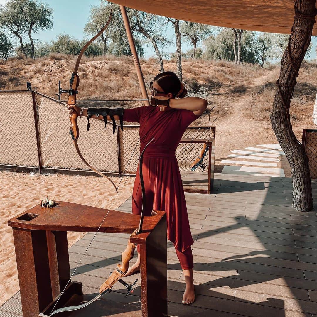 エイミー・ウィラートンのインスタグラム：「Warning ⚠️ now trained in #Archery 🏹 Follow me with caution 😂♥️ ... dw my captions cringe me out too 😂」
