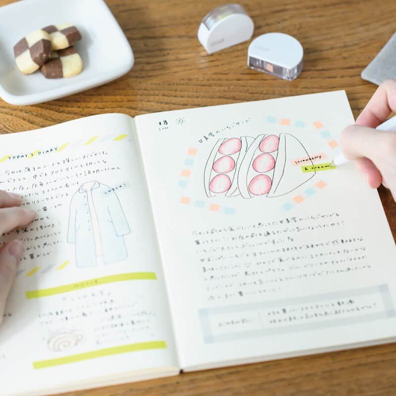 カンミ堂 公式のインスタグラム：「🖍デコレーションにもぴったり『フセンマーカー』  フィルムふせんの特長を生かした、 はがせるマーカー『フセンマーカー』✨  先日の#文具女子博 では、 #文具女子アワード の「優秀賞」「胸キュン便利賞」を 受賞いたしました㊗️  『フセンマーカー』のラインナップには、 無地だけでなく柄タイプもご用意があります🙌  好きな長さで貼れる＆失敗してもはがせるので、 ノートや手帳のデコレーションにもぴったり✨  四角い柄はチェックボックスにしてもかわいいです☺️ もちろん無地タイプでデコレーションしてもGOOD👍  油性ボールペンやシャープペンシルで筆記も可能✍️ ぜひチェックしてみてください☘️  ＊商品詳細は、プロフィールより弊社公式HPをご覧ください。 ＊店舗により取り扱い開始時期が異なります。 ＊各店舗の在庫状況は、お手数をおかけいたしますが、お客さまより直接販売店舗さまへご確認ください。 ＊カンミ堂公式オンラインストアPETICA［プチカ］・Amazonでも販売しています。  #new #新商品 #FUSENMARKER #フセンマーカー  #カンミ堂 #kanmido #付箋 #ふせん #フィルムふせん #シンプル #マーカー #読書 #手帳 #学習 #ノート #stationery #bungu #文具 #文房具 #文房具好き」