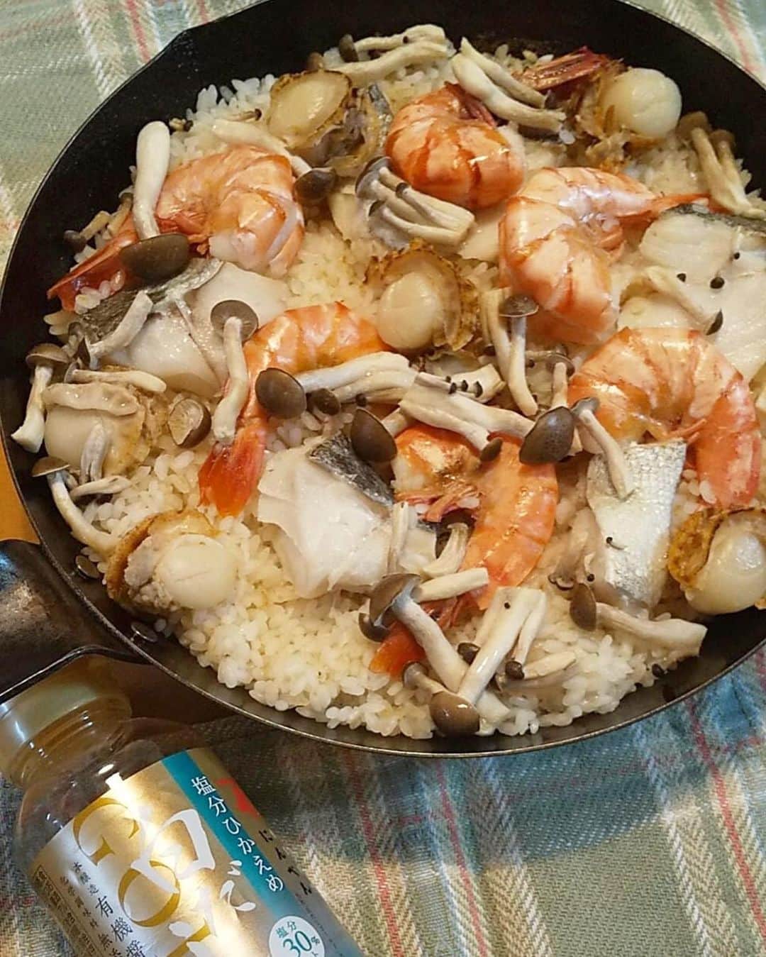 のインスタグラム：「先日のオンラインクリスマス会🎄にご参加下さった﻿ @sugayuko86 さんの投稿をご紹介🐟❤️﻿ さっそく速水もこみちさん直伝の ﻿ #速水流和風海鮮パエリア を作ってくださいました😍﻿ ﻿ .﻿ .﻿ .﻿ ﻿ ﻿ アンバサダー対象の﻿ オンライン講座。﻿ 速水もこみちさんから﻿ 簡単パエリアを教えていただきました🎵﻿ クリスマスメニューとのことでしたが﻿ クリスマスまで待てず💦﻿ 家にあるもので作りました💕﻿ にんべんの白だしゴールド﻿ だけでおいしく完成😊﻿ 鱈を切るときに包丁を使っただけ。﻿ ﻿ 白だしゴールドで﻿ 卵とわかめのお吸い物も﻿ 作りました。﻿ ﻿ もこみちさんのは盛り付けや﻿ コーディネートもおしゃれでした。﻿ ﻿ 見習いたいです。﻿ ﻿ #速水もこみち﻿ #もこみち流和風海鮮パエリア﻿ #速水流和風海鮮パエリア﻿ #にんべん講座﻿ #だしのある生活﻿ #にんべんだしアンバサダー﻿ #にんべん﻿ #白だしゴールド﻿ #オンラインイベント﻿ #オンラインクリスマス会﻿ #オンライン料理教室﻿ #クリスマス会﻿ #簡単レシピ﻿ #パエリア﻿ #海鮮パエリア﻿ ﻿」