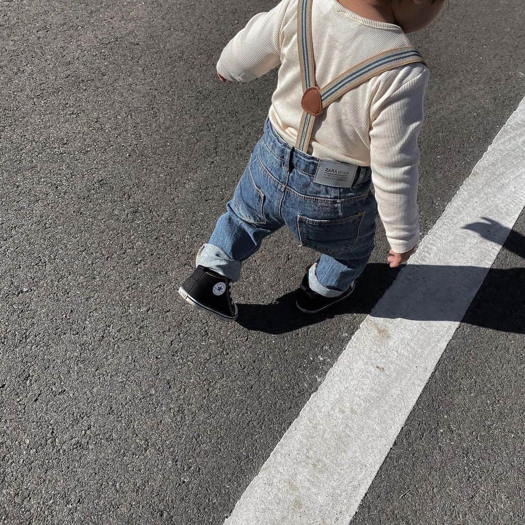 樽見麻緒のインスタグラム：「かわいい後ろ姿🤍🤎🖤 靴以外全身zaraコーデ ׅ #zarakids#kids#kidsfashion#babyfashion#boys #男の子コーデ#男の子ママ#1歳#1歳1ヶ月#ベビーコーデ#キッズコーデ#子供服#デニムコーデ#キッズコーデ男の子」