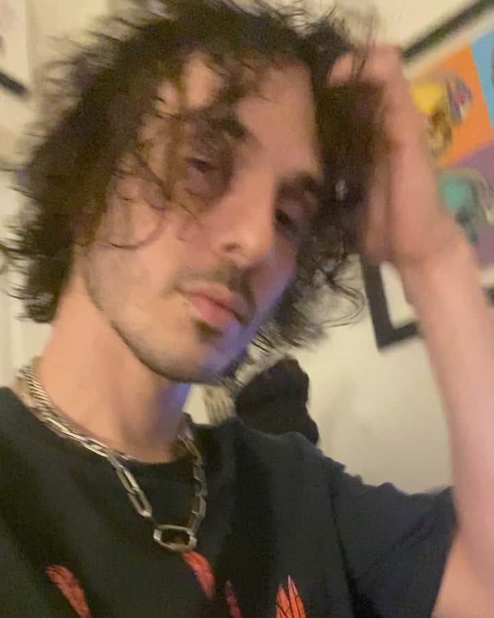 ブランドン・フーバーのインスタグラム：「Felt emo might delete later 🙄 (yes that’s me singing)」