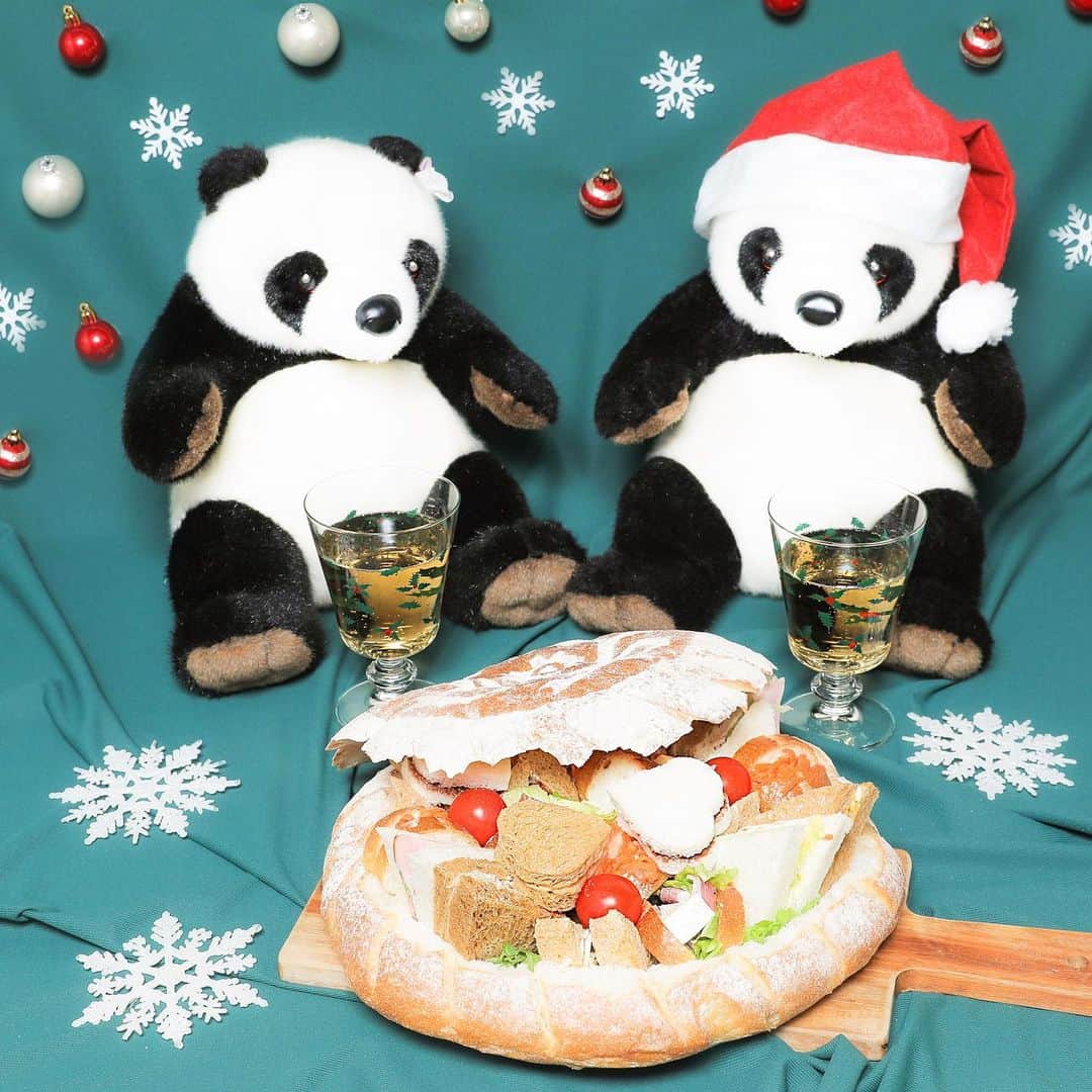 アトレ上野（atre ueno）さんのインスタグラム写真 - (アトレ上野（atre ueno）Instagram)「もうすぐクリスマスだね🎄🎅❤️ アンデルセンの「ヒュッゲな贈り物」はクリスマスのホームパーティーの主役にぴったり❗️✨ ぼくたちの顔より大きなパンの中に、サンドウィッチやサラダがたっぷりと入っていてボリューム満点😆💕 ハート型のサンドウィッチも入っていて、子どもたちも喜んでくれそうだね🐼💗 みんなも素敵なクリスマスを過ごしてね〜😆✨ Christmas is just around the corner🎄🎅❤️ Hygge’s gift from Andersen is the best choice for a home Christmas party❗️✨ There are sandwiches and salads in this huge bread😆💕 This bread is bigger than our faces!! Children will also like it because there are heart shaped sandwiches as well🐼💗 Have a wonderful Christmas Day😆✨ 馬上就要到聖誕節啦🎄🎅❤️ ANDERSEN的「擁抱的禮物」是非常適合聖誕家庭聚會的❗️✨ 比我們臉大點的麵包中，裝著量很大的三明治和沙拉😆💕 心型的三明治也有放在裡面，孩子們看起來都很喜歡呢🐼💗 大家都要度過一個很棒的聖誕節呀～😆✨ #上野 #アトレ上野 #アトレ #atre #atreueno #パンダ #上野パンダ #上野散策 #熊猫 #東京観光 #PANDA #🐼 #ueno #tokyotour #ぬい撮り #アンデルセン #andersen #クリスマス2020 #クリスマス #クリスマスパーティー #クリスマスフード #クリスマス料理 #パーティー料理 #クリスマスホームパーティー #ホームパーティー #お家クリスマス #christmasfood #christmasparty #christmasfoodidea #pandalover」12月8日 12時43分 - atre.ueno