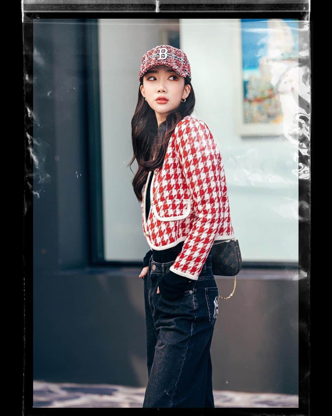 가로수길 , Seoulのインスタグラム：「Street 📸 @s_tita_   트위드 모자와 트위드 자켓 조합 🤭 멋쟁이 티타님」
