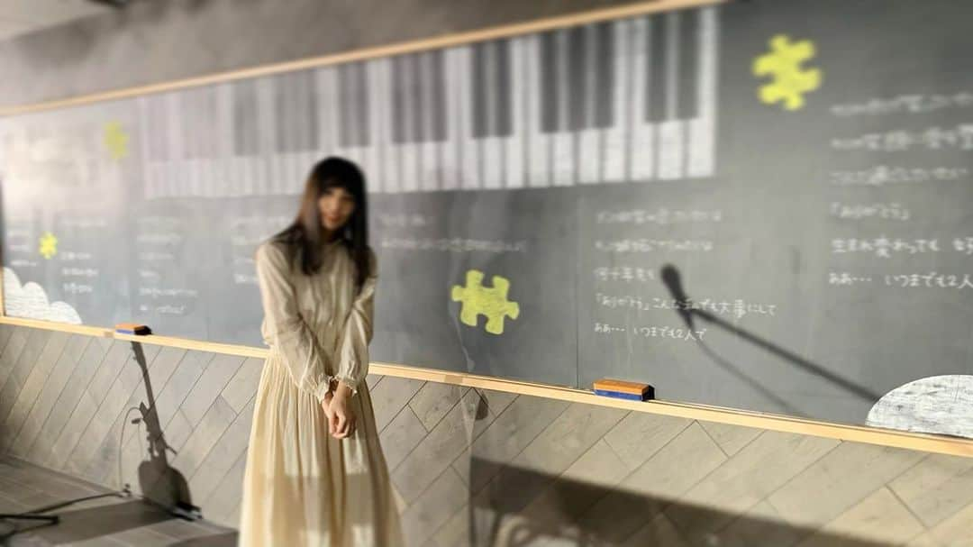 しまもさんのインスタグラム写真 - (しまもInstagram)「「 YOU blackboard ver. 」﻿ 10万回再生突破しました！！！！﻿ 皆さんありがとうございます🎉㊗️﻿ ﻿ #blackboard #しまも　#YOU」12月8日 12時49分 - shimamonx