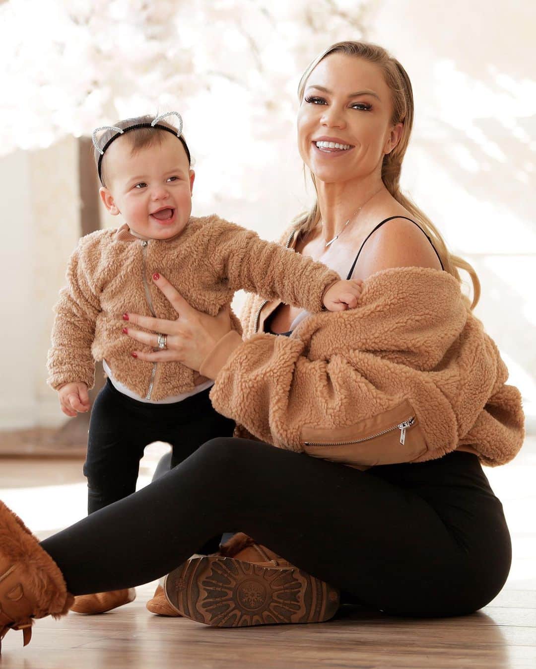 Lauren Drain Kaganのインスタグラム：「🥰Pic 1 or 2🤔 Honestly modeling with a baby is super tough. Keeping @ariaskyekagan attention is a process in an of itself. She get distracted in seconds & just wants to play with everything. So to get her in focus and looking cute and then myself is 100x harder than modeling solo🤪」