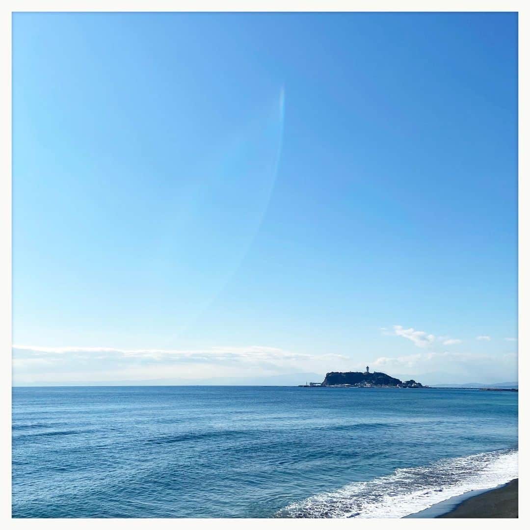 kumikoのインスタグラム：「暑いくらいのお天気。 珍しく誰も海に入ってない（笑）」