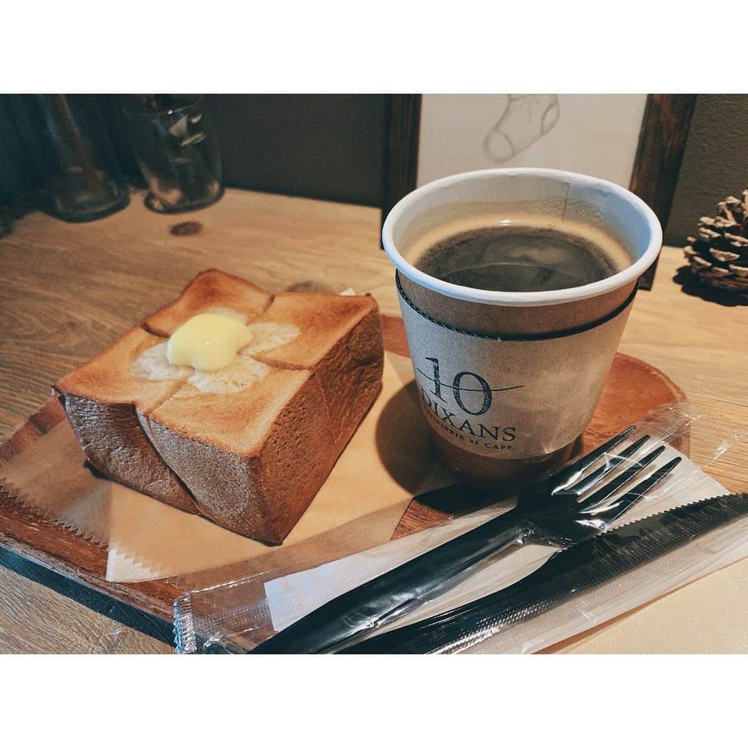 長谷川かすみのインスタグラム：「仕事で近くに来たので美味しいトースト食べてきました😌❤️ 厚切りトーストのほのかな甘みにバターの塩加減が絶妙でとっても美味しかった✨✨  #ディゾン水道橋 #厚切りトースト #dixans #水道橋カフェ #九段下カフェ #神保町カフェ #コンセントがあるカフェ   ここはどこですか？みたいなコメントをたまにいただきますので、なるべく場所も追加しておきますね👌」