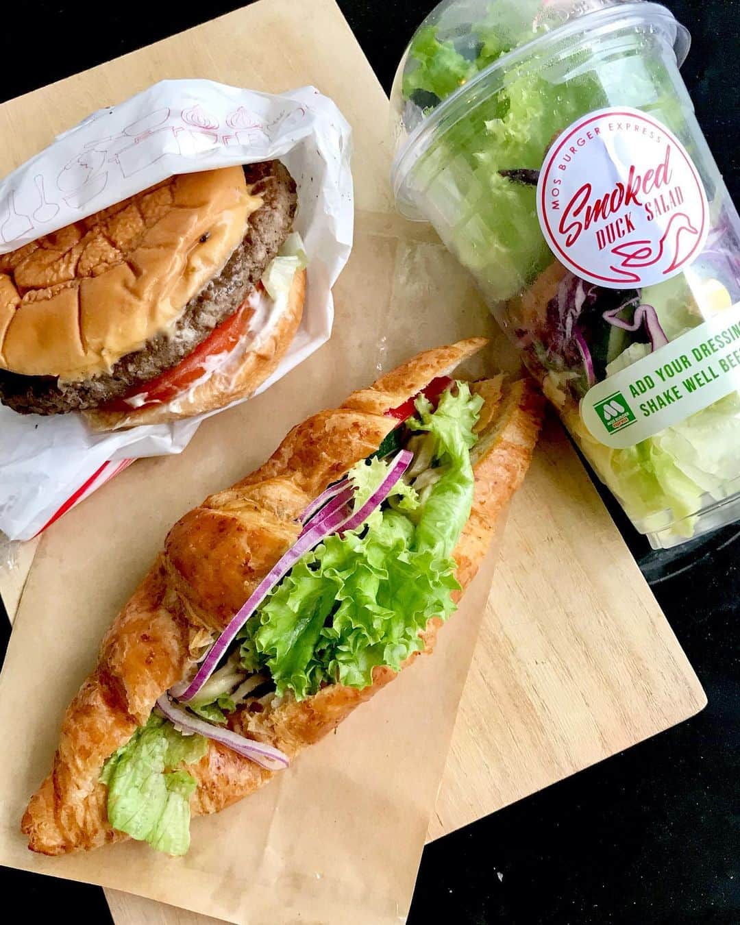 Li Tian の雑貨屋さんのインスタグラム写真 - (Li Tian の雑貨屋Instagram)「Go healthy with the food options a @mosburgersg first express grab-and-go concept store newly opened in Holland Village. Besides the usual wagyu burgers, there’s wholemeal croissants with oyster mushroom filling or salads such as smoked duck salads. Ideal for a quick takeaway lunch or snack anytime 🥐   • • #sgeats #singapore #local #best #delicious #food #igsg #sgig #exploresingapore #eat #sgfoodies #gourmet #yummy #yum #sgfood #foodsg #burpple #beautifulcuisines #bonappetit #instagood  #eatlocal #croissants #delicious #sgrestaurant #mosburger #burgers」12月8日 12時58分 - dairyandcream