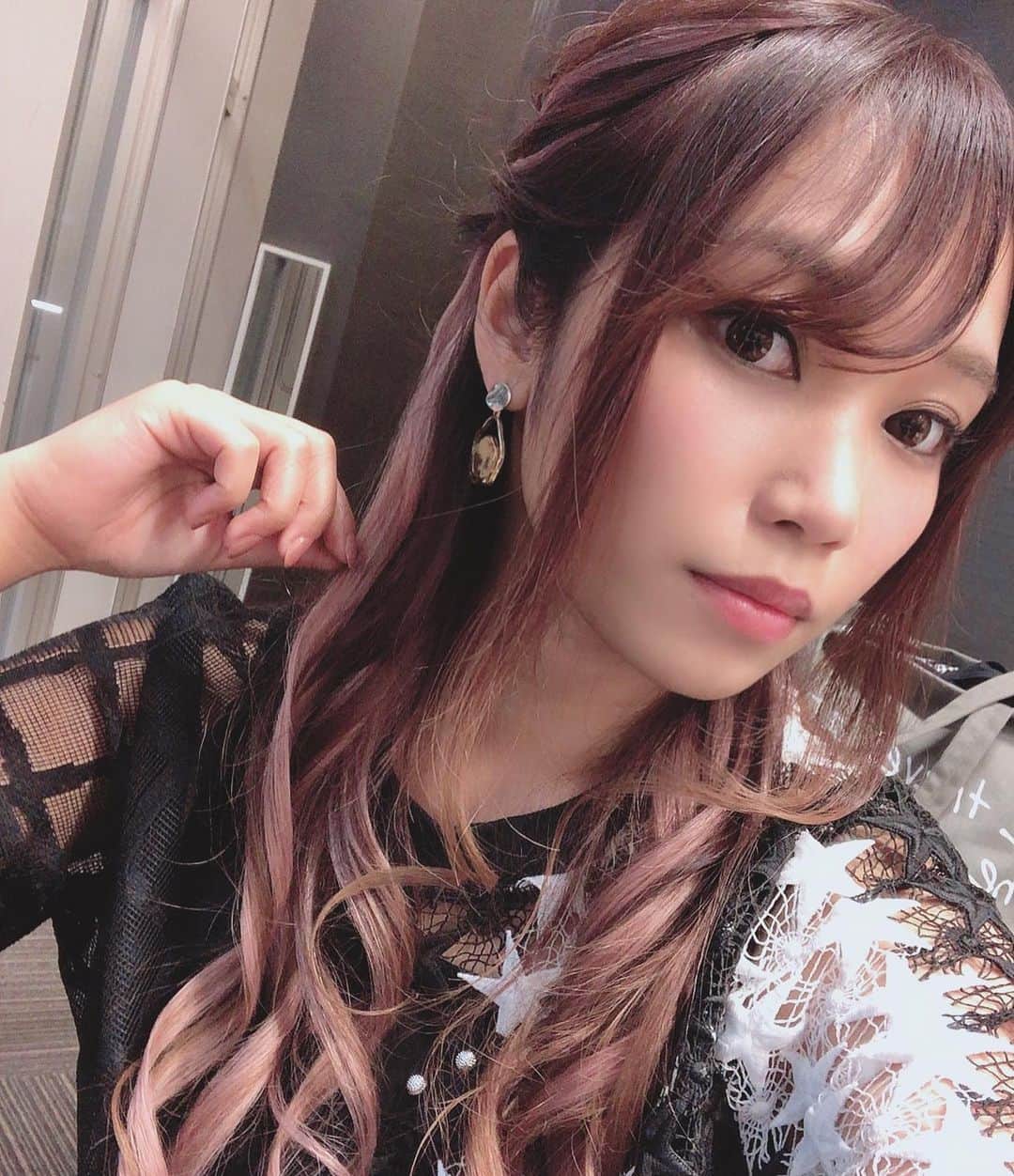R!Nのインスタグラム：「先日、#アルトデウスbc の発売直前イベントに出演させて頂きました！  12月4日発売のVRゲーム「ALTDEUS」では、過去最高曲数の作詞・歌唱を担当させていただいております。  この日のイベントでは、ノアちゃんのライブパートで登場する楽曲や、メインテーマを歌唱させて頂きました✨  VRゲームの想像を超えていく、素晴らしいストーリーですのでよかったらプレーしてみてください☺️  私の楽曲と出会えるシーンも必見です◎  2枚目は音楽プロデューサーの郡陽介さん！ 作曲、レコーディングのディレクションなど様々な場所でお世話になりました。前作の #東京クロノス から引き続きお声がけを頂き、嬉しかったです…！  最高のパートナーと作り上げた楽曲達、是非ご期待ください！  ※イベントの様子は、ALTDEUS公式YouTubeチャンネルでアーカイブがご覧いただけます♪  #ALTDEUS #BeyondChronos #VR #Game #メインテーマ #Sunlight #Noa #ノア #イベント #渋谷カルチャーカルチャー」