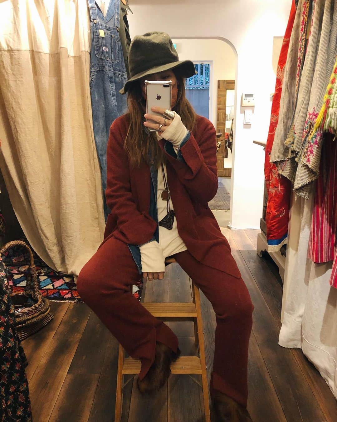 のインスタグラム：「お店に出る様になって「今日何着ていこう？」という問題に直面しております  毎日お店に立たれている方って毎朝戦争にならないのかしら？って思う程 私は思いつき派のタイプなので前々から考えておくよりその日の気分で決めたい人なので何を着てもしっくりこなくて収集がつかなくなる時がたまにあります  そんな時はセットアップ頼み 服を重ねる時は胸元か手首のどちらかはシンプルにしたいので昨日はバングルはなし  実は服よりもそういう足し算引き算をかなり細かくやっています笑  #swellvtg #cordinate #unfil #setup」