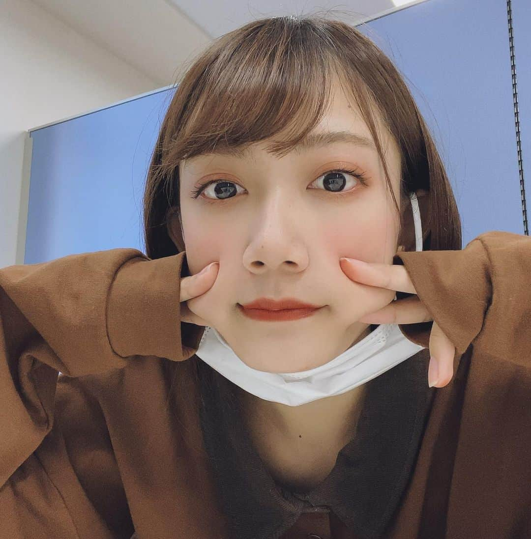 石原由希のインスタグラム：「#変顔　でもないけど #石原由希 #茶色コーデ  最近多い」