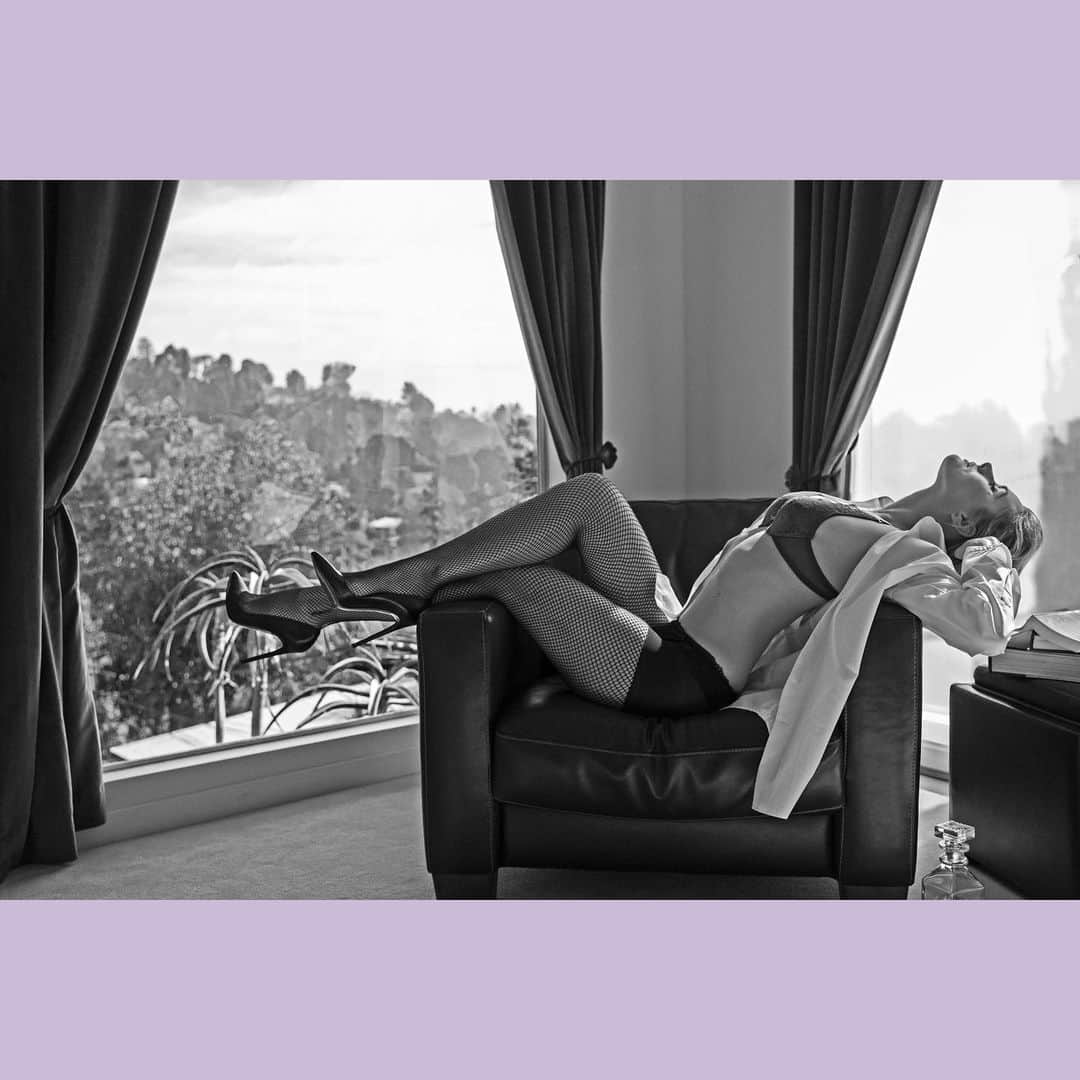 ブリアンナ・ブラウンのインスタグラム：「Lounging into the week...all of my #ManifestingYourMission book edits are done. Printing press time! mym.briannabrownkeen.com to learn more or purchase your own!  See link in bio...  Pre Lockdown photoshoot 💜 @deborahandersoncreative 📸 @sheardeath 💄 @anthonymerante 💄」