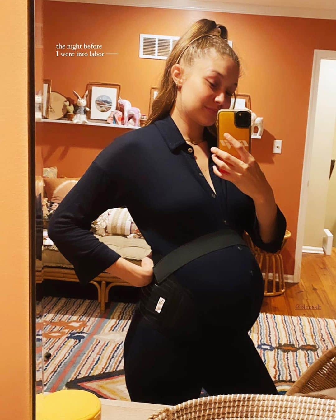 Just Jaredさんのインスタグラム写真 - (Just JaredInstagram)「@gigihadid shared this selfie that she snapped in her daughter’s nursery just one night before she went into labor! #GigiHadid Photo: Instagram」12月8日 13時19分 - justjared