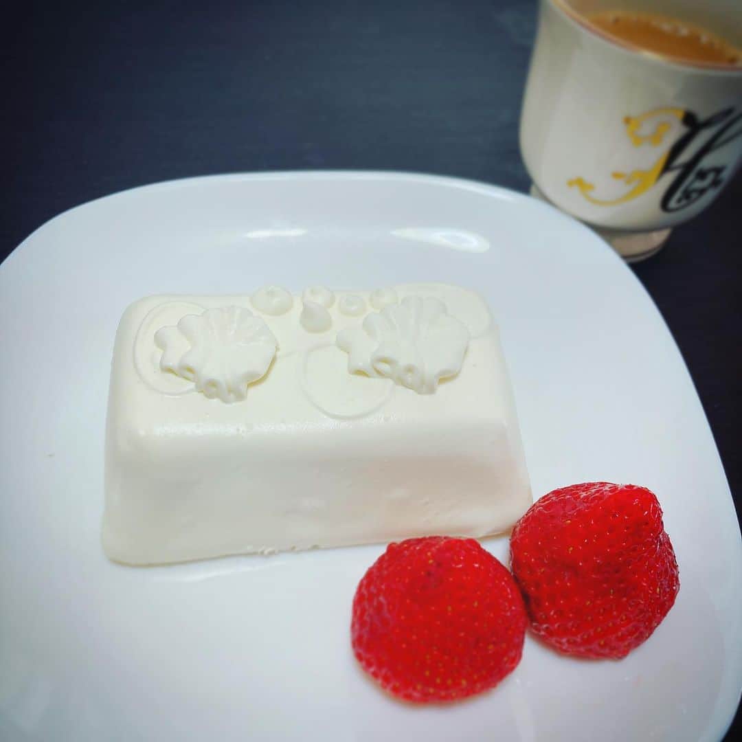 田井弘子さんのインスタグラム写真 - (田井弘子Instagram)「【東京お菓子】  #トップス #チーズケーキ  あれ？チョコケーキ買ったつもりで、苺も🍓用意したんだけどチーズケーキだった(^^;  でもどっちも美味しいからいい！  チョコは、やっぱりクリスマスにお預けだ🎄」12月8日 13時23分 - hirokotai
