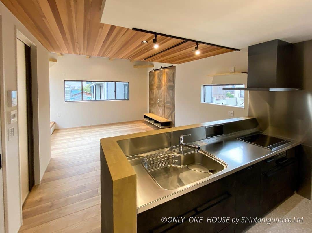 ONLY ONE HOUSE 株式会社 新谷組のインスタグラム：「𓃠 インナーガレージの2階リビングのお家🏠  モデルハウス 内覧会のお知らせ 📣 12/12 ➤  12/13 10:00-17:00  10:00-16:00  両日とも一般公開となりますが、 ご予約して頂けるとスムーズに ご案内できます( ¨̮ )！  今回はお子様も楽しめるイベントも 企画しております！✩˚｡⋆  InstagramのDM、HP、お電話にて ご予約承ります☏💌💭  ⚀ 本社TEL  0770-78-1255 ⚁ 事務所TEL  0770-59-2552 ⚂ E-Mail  shintanigumi@outlook.jp ⚃ 新谷組HP  http://www.shintanigumi.jg .  #新谷組#おおい町#舞鶴市#高浜町#小浜市#敦賀市#若狭町#美浜町#新築#一戸建て#外構工事#改修工事#シンプルライフ#マイホーム#マイホーム計画#注文住宅#デザイン住宅#自由設計#工務店#金属サイディング#無垢材#家事楽動線#家づくり #家事動線 #こだわりの家 #インナーガレージ」