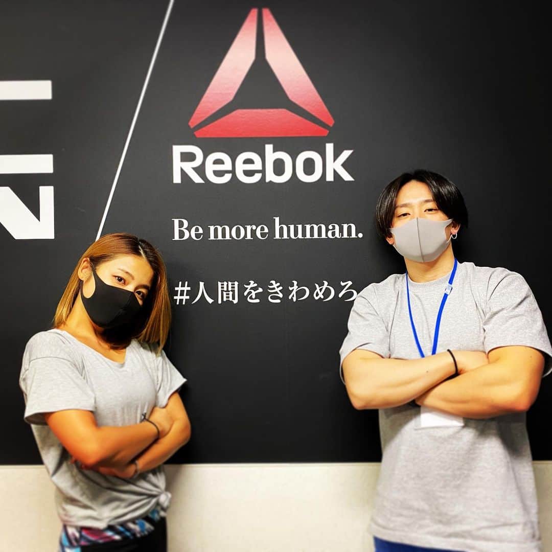 なーみのインスタグラム：「🔺 腕の組み方がよくわからない。 。 。 #reebok @reebokjp  #記念写真」