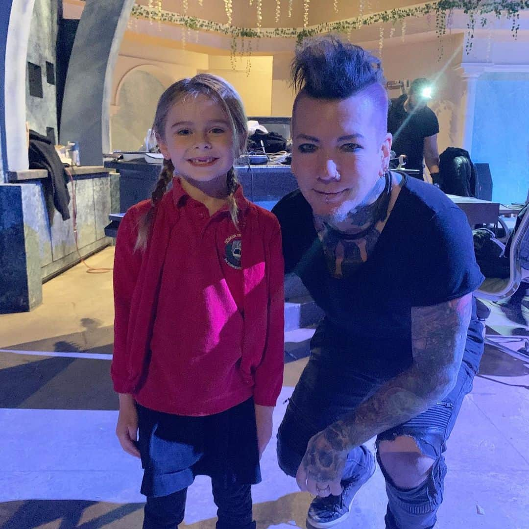 DJアシュバさんのインスタグラム写真 - (DJアシュバInstagram)「Hangin with my favorite  lil’ Co-star Adalyn O’Leary on set of ‘A Christmas Storm’🎄She is such a great actress and rocked it in this video!! Fun Fact: We worked together when she was just a baby....she was the baby in the @ashbaclothing Build A Beanie commercial!! 🎄🎅🏻 Special thx to @nitaoleary and Dave O’Leary!! Check out A Christmas Storm Video!! (Link in bio)」12月8日 13時35分 - ashba