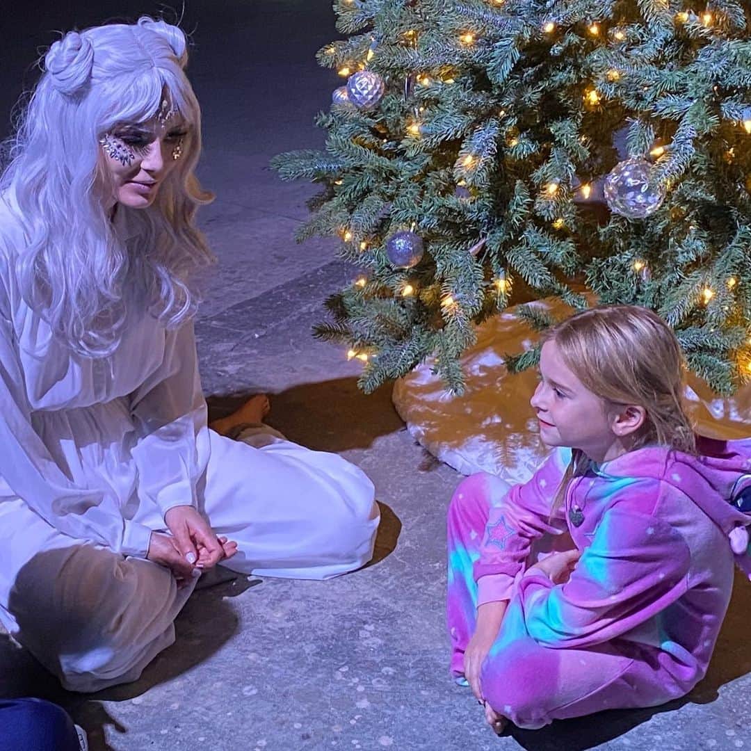 DJアシュバさんのインスタグラム写真 - (DJアシュバInstagram)「Hangin with my favorite  lil’ Co-star Adalyn O’Leary on set of ‘A Christmas Storm’🎄She is such a great actress and rocked it in this video!! Fun Fact: We worked together when she was just a baby....she was the baby in the @ashbaclothing Build A Beanie commercial!! 🎄🎅🏻 Special thx to @nitaoleary and Dave O’Leary!! Check out A Christmas Storm Video!! (Link in bio)」12月8日 13時35分 - ashba
