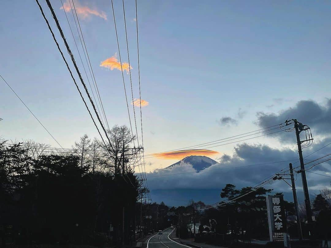 川崎芹奈さんのインスタグラム写真 - (川崎芹奈Instagram)「11/29.30 パパとわんこたちと山中湖のペンションへ🐶  本当はばあちゃんも一緒に温泉地に行く予定だったけど一気にコロナが増えちゃったので予定変更♻️今年はもうしょうがないね(TT)どちらのばあちゃんとも早く会いたいよ〜💧  山中湖はとにかく富士山が綺麗だった。それだけ。それだけだけどそれで充分なくらい富士山が綺麗だった🗻  なんか運良く珍しい笠富士みたいなのも見れて富士山の上に別世界が広がってるようで素敵だった✨  いつも人で溢れてる所で生活してるから、人通りも少なくてゆったり時間が流れていく環境もいいな〜って思ったり😌  それで夜美味しいご飯と共に(写真は朝ごはん)日本酒沢山飲んでたら、ケーキが出てきてびっくり🎂 たくさん祝ってもらったと思うけど、最後にって🎉 パパそういうことするタイプだと思ってなかったからびっくりしたけど嬉しかったな〜♡  　 なんか昔話してたらいい話も聞けていい時間だった😆(語彙力)  最近頻繁に会ってたらわんこたちが懐いてきたから、早く会いたいな〜って気持ち🥰  そんな感じで宣言通り行きは起きてたけど帰りの車はずっと寝てた小旅行でした🚚 パパありがとう😆  #旅行　#山中湖　#富士山 #静岡　？　#山梨　？ #シェットランドシープドッグ #笠富士　#誕生日ケーキ」12月8日 13時35分 - serina_yss