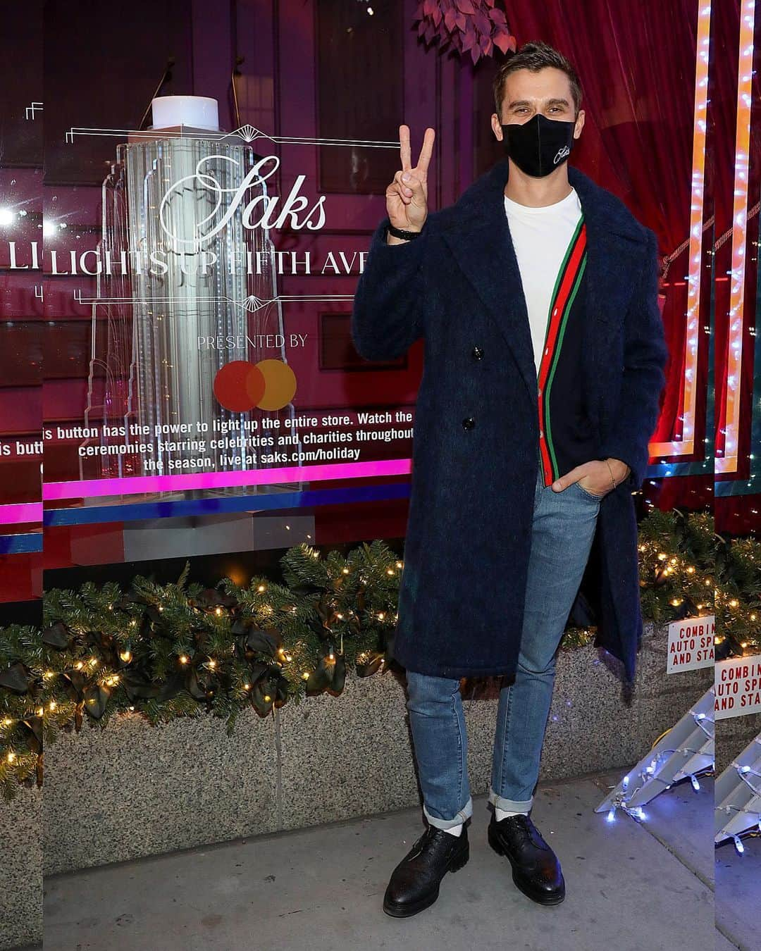 Just Jaredさんのインスタグラム写真 - (Just JaredInstagram)「“Queer Eye” star @antoni hosted the @saks Lights Up Fifth Avenue event this evening in New York City! #AntoniPorowski #QueerEye Photos: Getty」12月8日 13時47分 - justjared