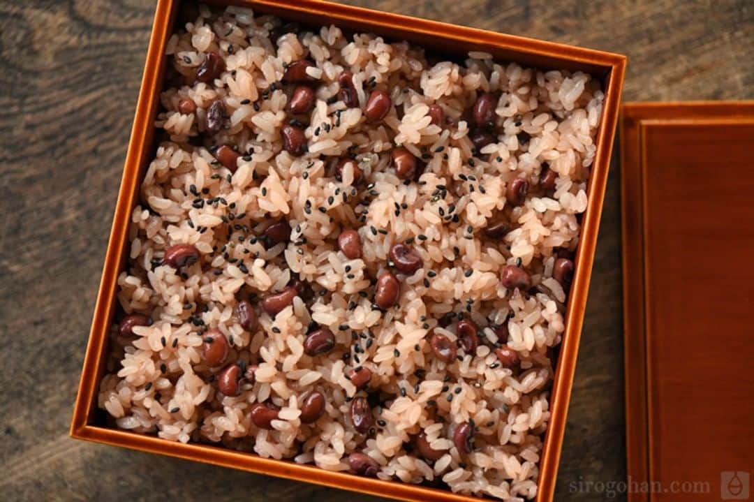 のインスタグラム：「赤飯ラバーにとどけ☆  白ごはんcomにリクエストいただく料理の中で、これまでいちばん多かったのが実は“赤飯”です（それにもビックリしましたが）  せっかくなので、炊飯器ver.と蒸し器ver.に分けて詳しくレシピにしてみました。  作りやすいほうでぜひトライしてみてください～  #赤飯 #白ごはんドットコム #冨田ただすけ #最新レシピはプロフィール欄に」