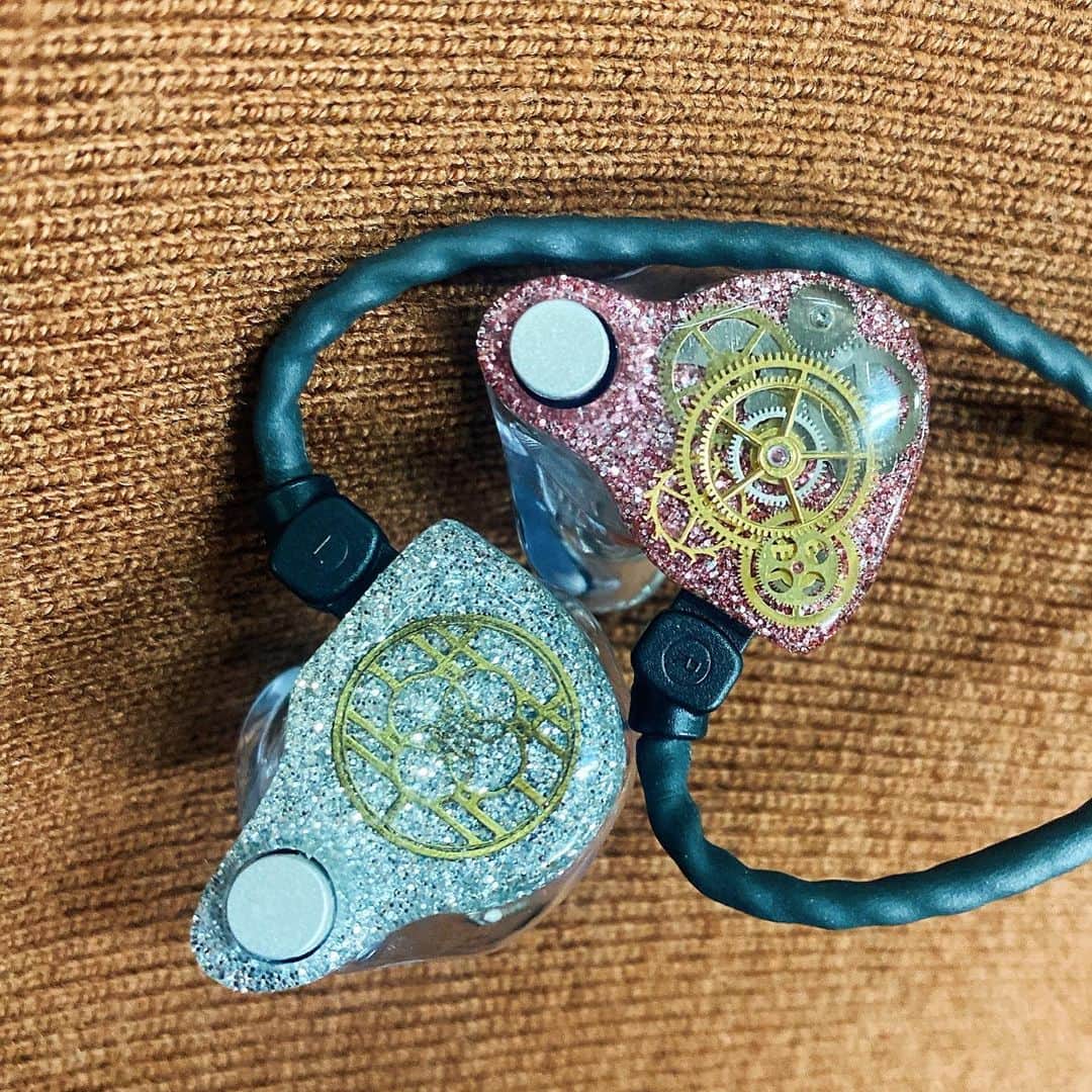 鈴華ゆう子のインスタグラム：「今のイヤモニ、64 AUDIO『A6t』。 グリッターピンクが右の印です。歯車と、鈴華ロゴです。 ADELモジュールにはリスニングの中で人間の鼓膜にかかる有害な音圧を外に逃がすフィルターが搭載されており、鼓膜が受ける空気圧を軽減。音導管をふさがず、イヤモニ本来のサウンドレンジを損なわない点もメリット。このフィルター技術を「第二の鼓膜」と呼んでいるそうです。音楽活動を続ける為にも、耳を大切に！ #64audio #a6t #鈴華ゆう子 #yukosuzuhana」