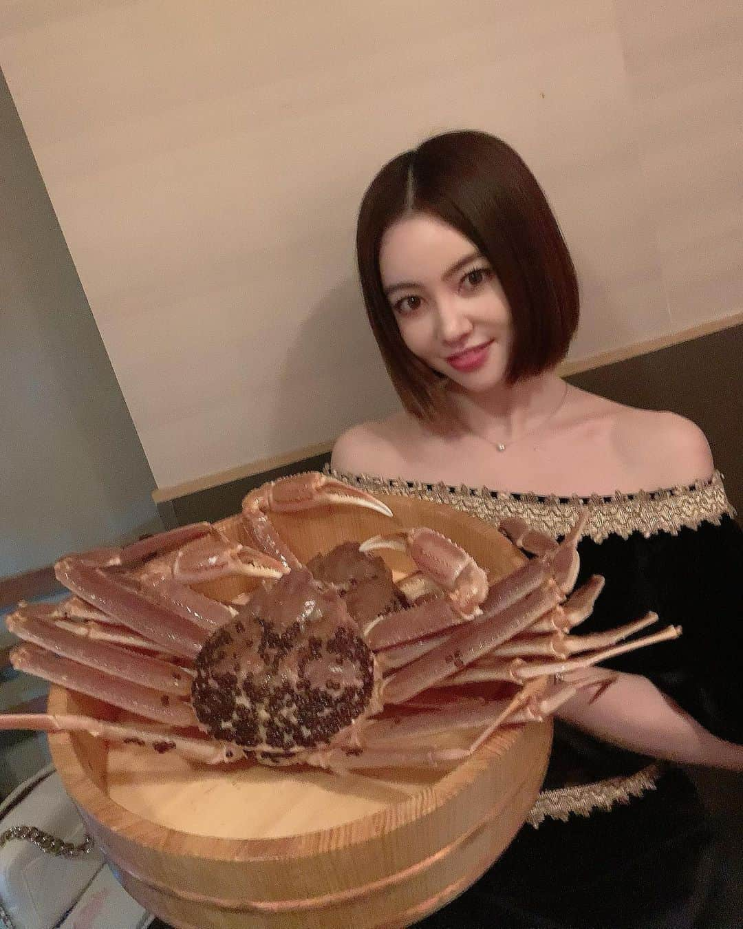 松下萌子のインスタグラム：「お誕生日Month!!🎄🎁 と、言う事で 幸せ満点な🦀🦀🦀♥️ かなりの贅沢をさせて貰いました🙏💕👏 お腹が幸せでした☺️ #松葉蟹　#香箱蟹　#蟹の季節がやってきた」