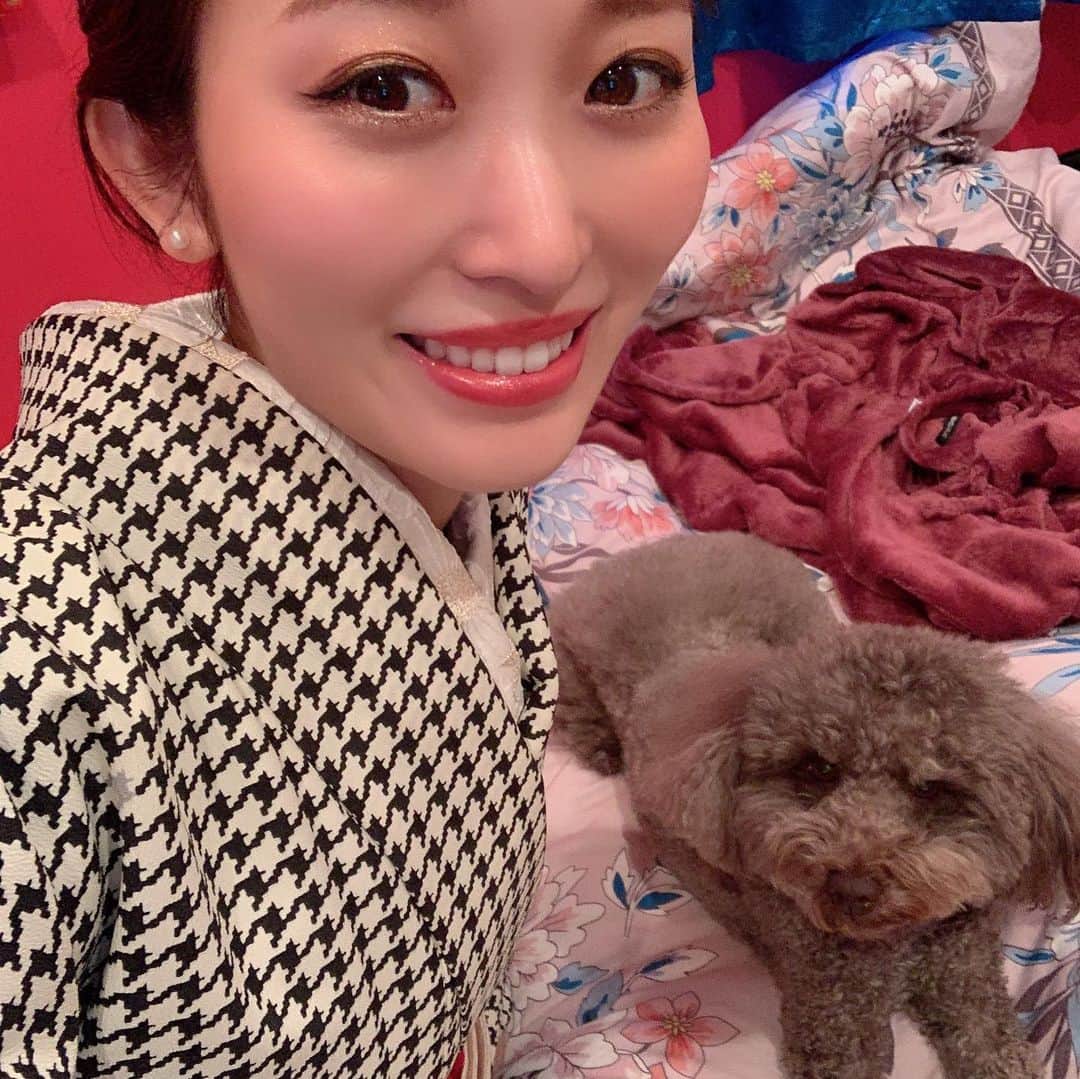 くまみきのインスタグラム：「みなさん、2020年にやり残したことはありますか？﻿ 私は歯医者さんにいくことです🦷笑﻿ ﻿ 動画ではお伝えしてるように歯が大変なことになってまして笑、歯医者さんセカンドオピニオン行こうと思ったのですがそのために歯医者さん調べたり資料取り寄せたりと色々あって(主に私がめんどくさがって先延ばしにしてますw)まだ行けてないから年内に…行かねば…😂﻿ ﻿ 差し歯入れたとして、自前の歯との色の差がでないかとても心配なのでとりあえず今のうちにホワイトニング通って歯の色の状態保ったまま差し歯作ってキープがんばればおっけー🙃？﻿ っておもって、@platinum_beauty_shinjuku さんでプレミアムホワイトニング受けてきました💪﻿ ホワイトニング久々だったけどしみたりしなかったし、いい感じにトーンアップできた✌️ありがとうございました〜😭✨﻿ ﻿ そんなわけで歯の旅は続きます😂✨まじみんなどうしてるんだ〜〜〜🙃🙂🙃🙂🙃🙂﻿ ﻿ #歯列矯正 #ホワイトニング」