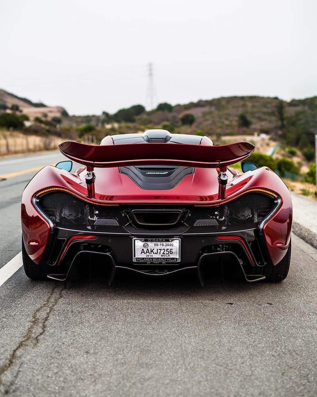 CARLiFESTYLEさんのインスタグラム写真 - (CARLiFESTYLEInstagram)「Beautiful McLaren P1 👍🏽or👎🏽? What’s your favorite McLaren? Photo by @californiaexoticsdaily #carlifestyle #p1」12月8日 14時05分 - carlifestyle