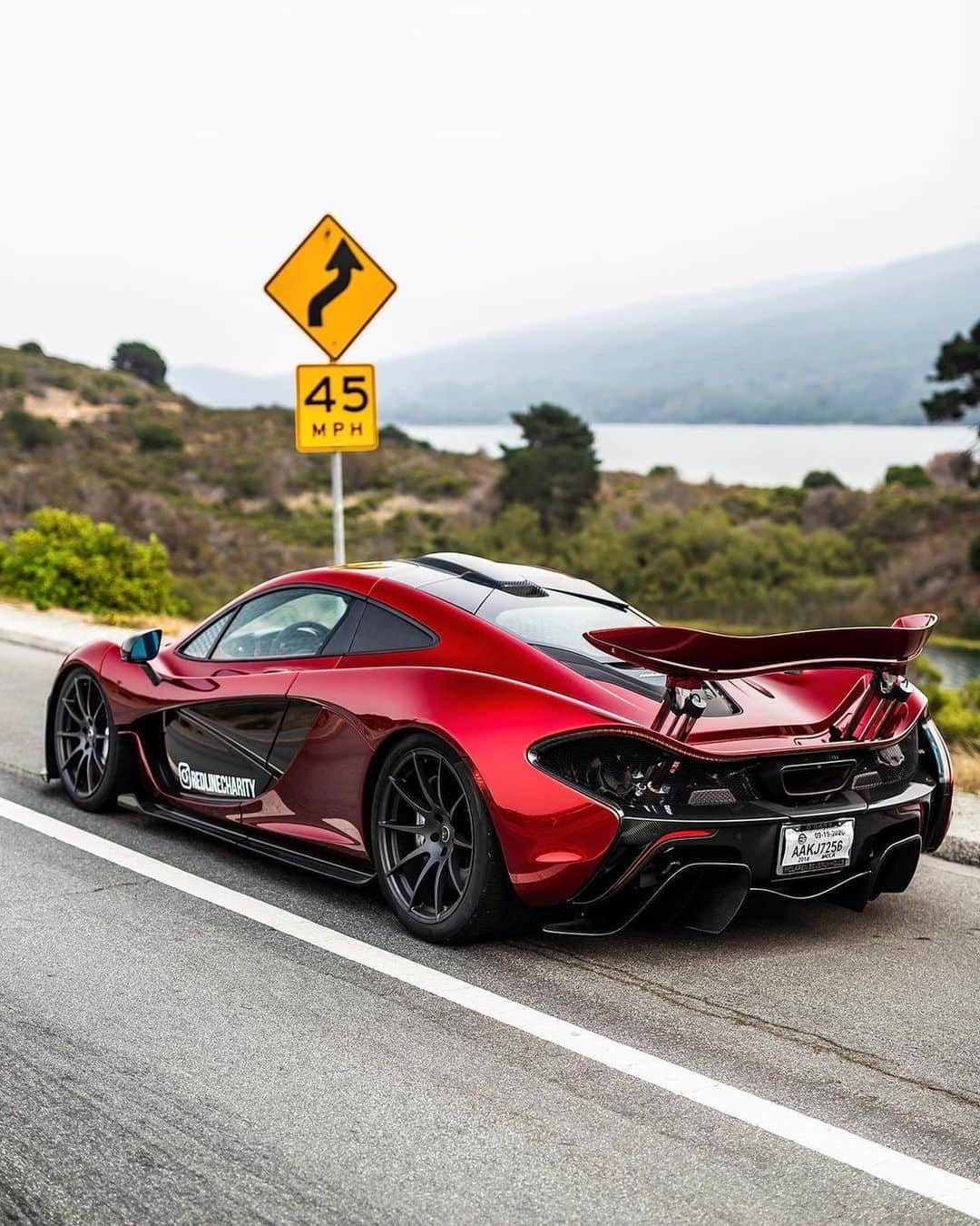 CARLiFESTYLEさんのインスタグラム写真 - (CARLiFESTYLEInstagram)「Beautiful McLaren P1 👍🏽or👎🏽? What’s your favorite McLaren? Photo by @californiaexoticsdaily #carlifestyle #p1」12月8日 14時05分 - carlifestyle