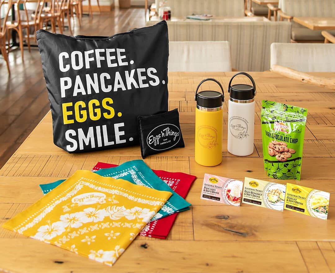EGGS ’N THINGS JAPANのインスタグラム：「【追記】 再販売分は規定数に到達したため、受付を終了いたしました🙇‍♀️たくさんのお客様よりご注文いただき誠にありがとうございました😊年始の営業開始より店頭販売も行いますので、ぜひご利用ください🌺  【オンライン予約販売 再販のお知らせ】  12月3日（木）から受付開始した「LUCKY BAG 2021」オンライン予約販売ですが、大変ご好評をいただきまして、販売開始から4時間で予定数量が完売となりました。  たくさんのお客様よりご注文頂きまして誠にありがとうございました。  しかし、ご購入を希望されるお客様の声にお応えしたいとの想いから、 急遽、ラッキーバッグの追加製作に入り、ご用意出来る事となりました。 是非、この機会にお申し込みください！  ・再販分のお届け日は2021年1月10日以降となります。 ・誠に申し訳ございませんが、規定数に到達次第受付終了となります。 ・再度の追加予定はございません。  ===================== ■受付開始日 ・12月9日（水）午後17:00より受付を再開いたします。  ■販売URL https://eggsnthings.shop-pro.jp/  ■注意事項 ・1配送につき、別途送料一律1,000円（税別）がかかります。 ・お支払いはクレジットカード（VISA / MASTER）のみとなります。 ・お一人様5個まで購入可能です。 ・商品の返品・交換、予約の変更、キャンセルはできません。 ======================  ☆各店舗のInstagram開設いたしました！☆ 店頭のQRコードを読み取るかInstagram内で検索してぜひフォローをお願いします😆  #エッグスンシングス #エッグスン #パンケーキ #パンケーキ巡り #カフェ巡り #福袋 #カフェ部 #限定 #東京グルメ #関西グルメ #ハワイ好きな人と繋がりたい #ハイドロフラスク #お正月 #新年 #2021 #luckybag #hydroflask #eggsnthings #instacafe #cafe #foodstagram #pancake #aloha #hawaii #yummy #newyear」