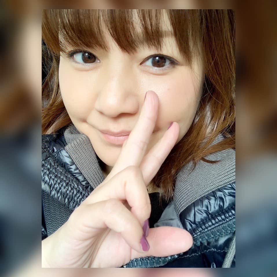 中澤裕子のインスタグラム：「・・  今日のヘアスタイルは 好きな感じで細くゆるく 巻いてもらいました☺️ 最近のお気に入りです。  今年はouterは買わないと決めて 今年も主人のdown vestを 勝手に着てます😊  車の運転の時は outerの袖が邪魔になるので こればっかり着てしまう。 over sizeで可愛いし💕  #moncler  #あったかい  #巻いてもらったけどジムに行ったら取れた」