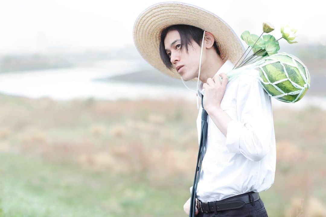 DE DE MOUSEのインスタグラム：「1枚目はfaraway girl (2012)用のアー写 sunset girls (2008)のスピンオフとして、対岸に住んでいる少女が、川の向こうの街に想いを馳せるってテーマで作った 友人の墓参りに行くって設定で、昭和初期ぽく撮りたかった 蓮華の花を持っているのと後ろに川があるのは死後の世界に行くって暗喩 稲城大橋付近で撮影  2〜4枚目はサブカット 天気良くないし今日はロケハンだね〜なんて気軽に最初に撮ったカットが採用になった  5枚目は哀愁を帯びたサラリーマンて感じでかなり最後まで候補残ってたけど結局使われなかったやつ 百草団地の公園で撮影  #dédémouse #dedemouse #デデマウス #電電鼠」