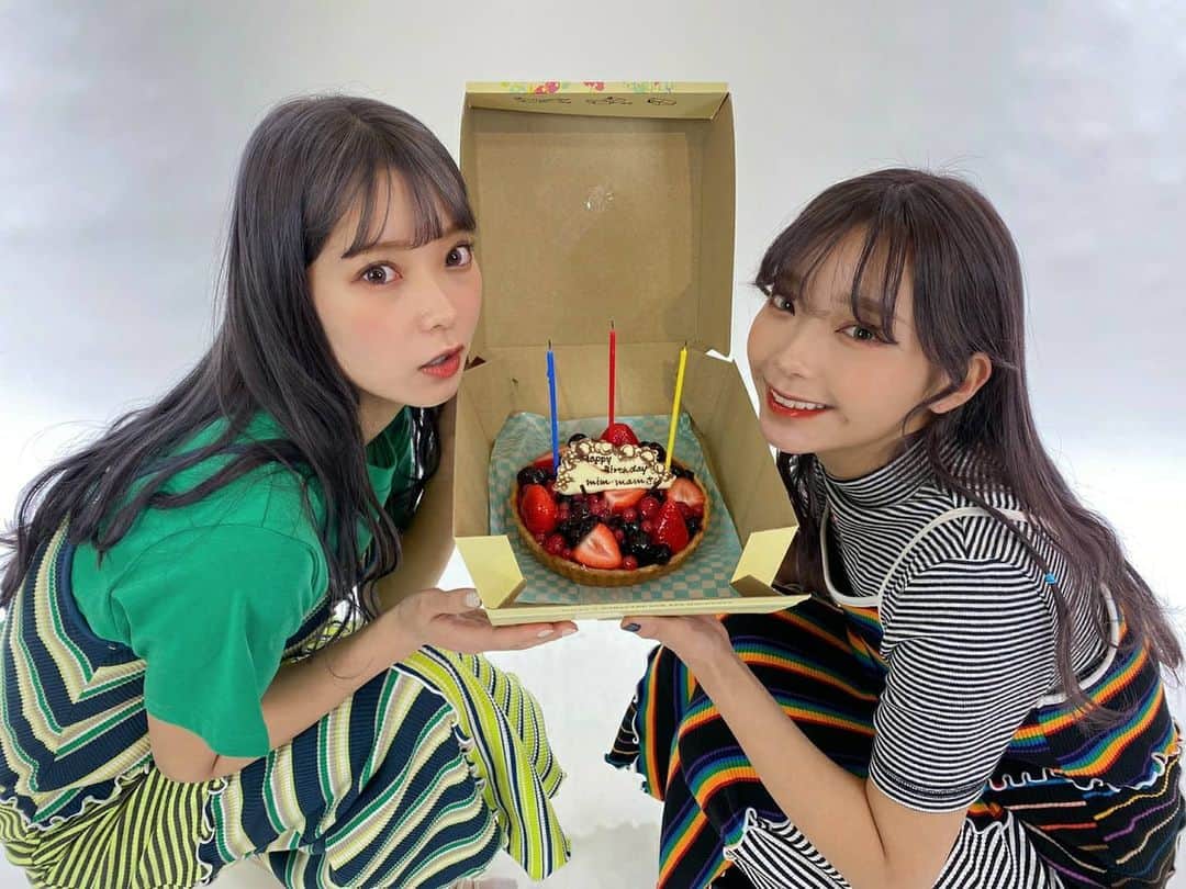 のインスタグラム：「12月7日、27歳になりました。 27、実は私の好きな数字。笑(理由は誕生日に入ってる数字なのと、好きなキャラクターを数字で表すとこの数字だから)  26歳の私は、色々あったね。 社会的に流行しているウイルスの影響で仕事がぱたんと止んでしまったり、家にずっと引きこもっていなきゃいけなかったり、鬱々とした言葉がSNSを駆け巡ったりと、そんな日々が長く続きました。  数年ぶりの「プリ機のイメージモデル」をしたり 自分たちがプロデュースをしているカラーコンタクトレンズの新色(これは現在進行形)を考えたり ずっと好きで使用している「マトメージュ」で お仕事させて頂いたり You Tubeの登録者数が10万人目前となったり 一人暮らしを始めたり ここ一年で洋服がめちゃくちゃ好きになったり 新しい出会いをしたい！と思っていたら、いつの間にか周りに沢山のひとが居たり。 ずっと会えてなかった人に会えたり  挙げれば意外と、色々あった。そんな一年でした。  27歳になった今、特に変わった事はありません。 変わった事はありませんが、変わっていく事は沢山出来ます。 27歳。私はスポンジになろうと思います。 色んな物に触れ、人に出会い、いろんなものを吸収する。 新しいことに沢山挑戦する。新しい物に触れてみる。人に沢山会っていろんな人の意見や、考え方に耳を傾ける。そんな一年にしていきたいです。  まあつまり、感性を磨きたいのです。  そしてできる事なら、応援してくださっている皆さんに会いたいです。この一年、ファンの方に会えずじまいです。 一刻も早く、皆にまた会えるように。 これからも、こつこつ頑張っていきますので、また会える日までみんなも、頑張っていこうね。 明日も明後日も明々後日も私達は生きる。」