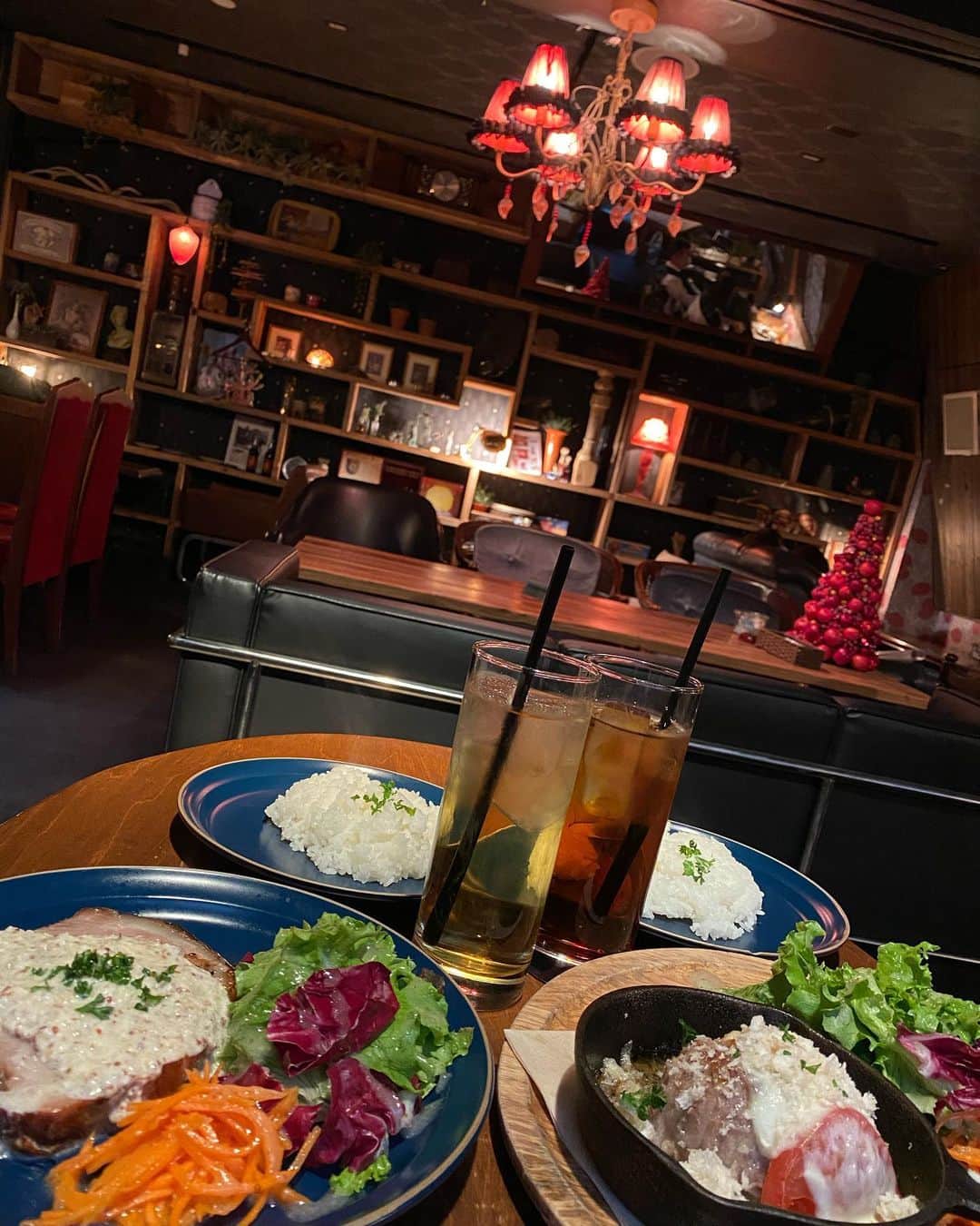 日達舞さんのインスタグラム写真 - (日達舞Instagram)「. いま1番お気に入りの銀座カフェ🍽 @appartement301   内装がダークな感じですっごい可愛い💕し、ランチメニューは¥1,000ちょいで食べられるよ！  左ポークソテー¥1,000 右ハンバーグ¥1,280  ドリンク、ライス、ミニデザート込みです😉👍  #東京カフェ#東京カフェ巡り #東京カフェ部 #東京カフェめぐり #東京グルメ #東京ランチ #tokyo #銀座カフェ#銀座ランチ#コスパランチ #銀座#appartement301 #レトロ #レトロ家具 #レトロカフェ #オシャレ #オシャレカフェ #いいね返し #今日のコーデ #ロングブーツ #リボン #ニット#誕生日プレート」12月8日 14時09分 - creamy_maii